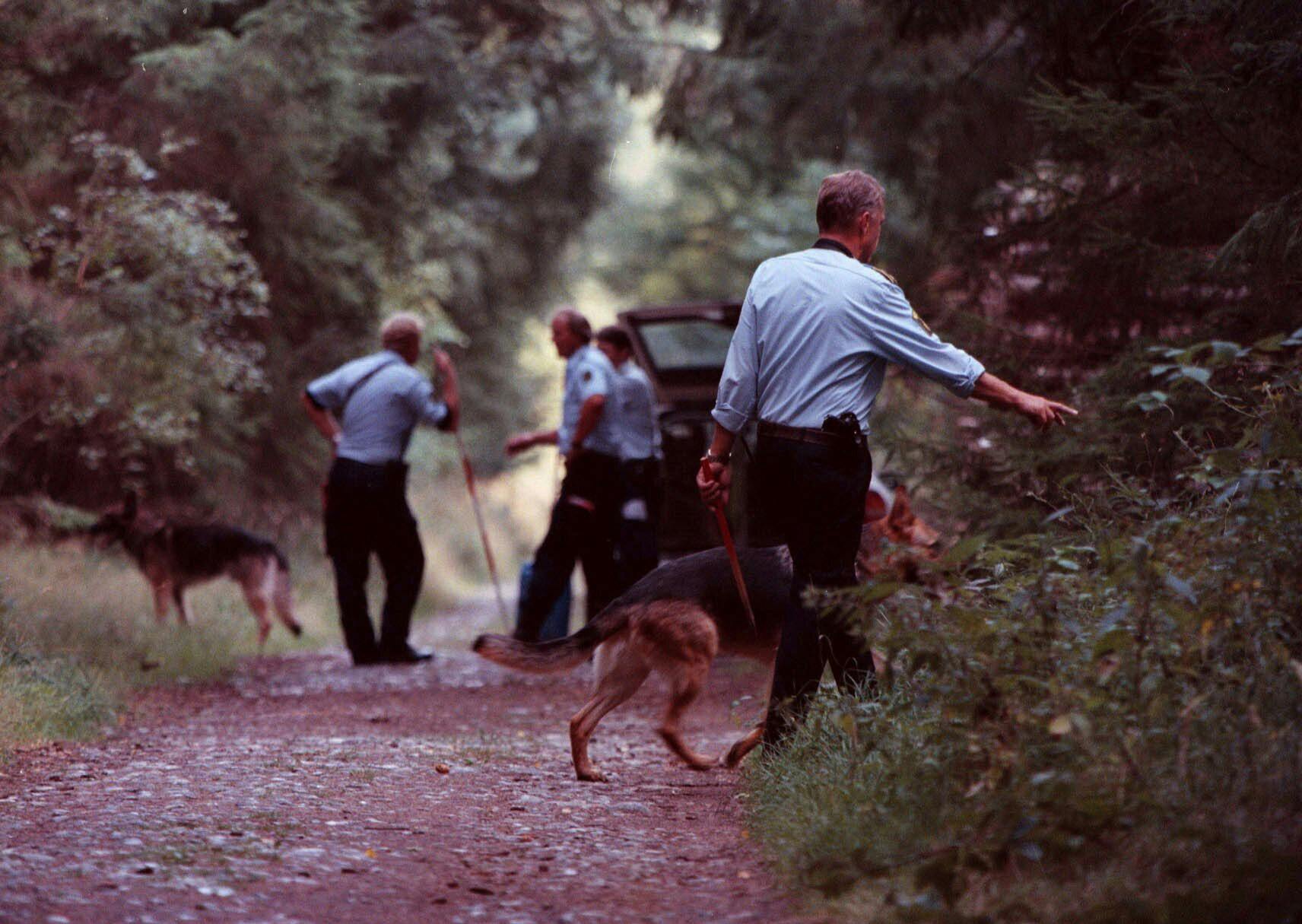 Efter voldtægt leder politiet i 1999 efter spor ved Botø strand