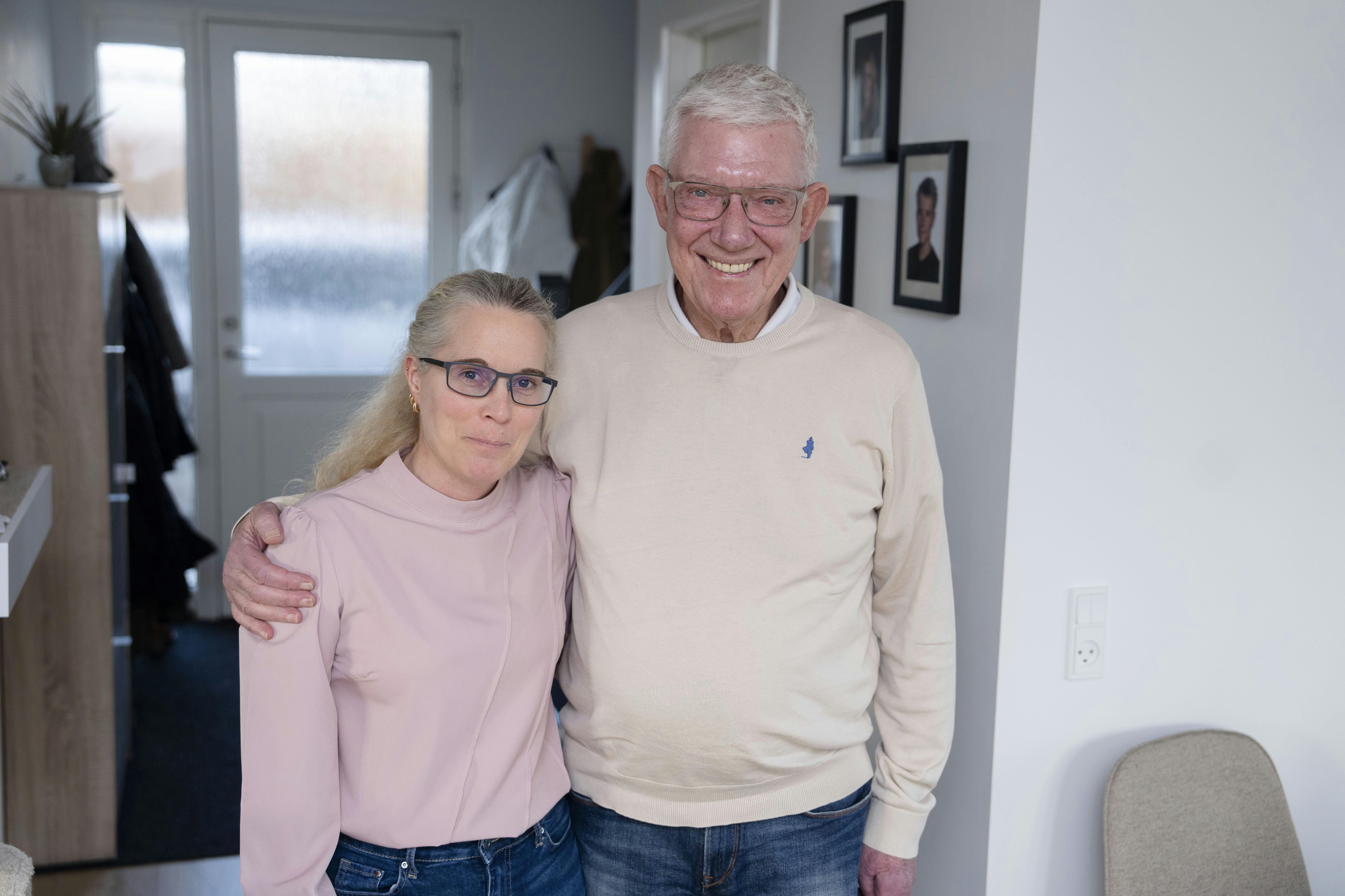 Rikke Nesbit sammen med sin far, der står og holder om hinanden. 