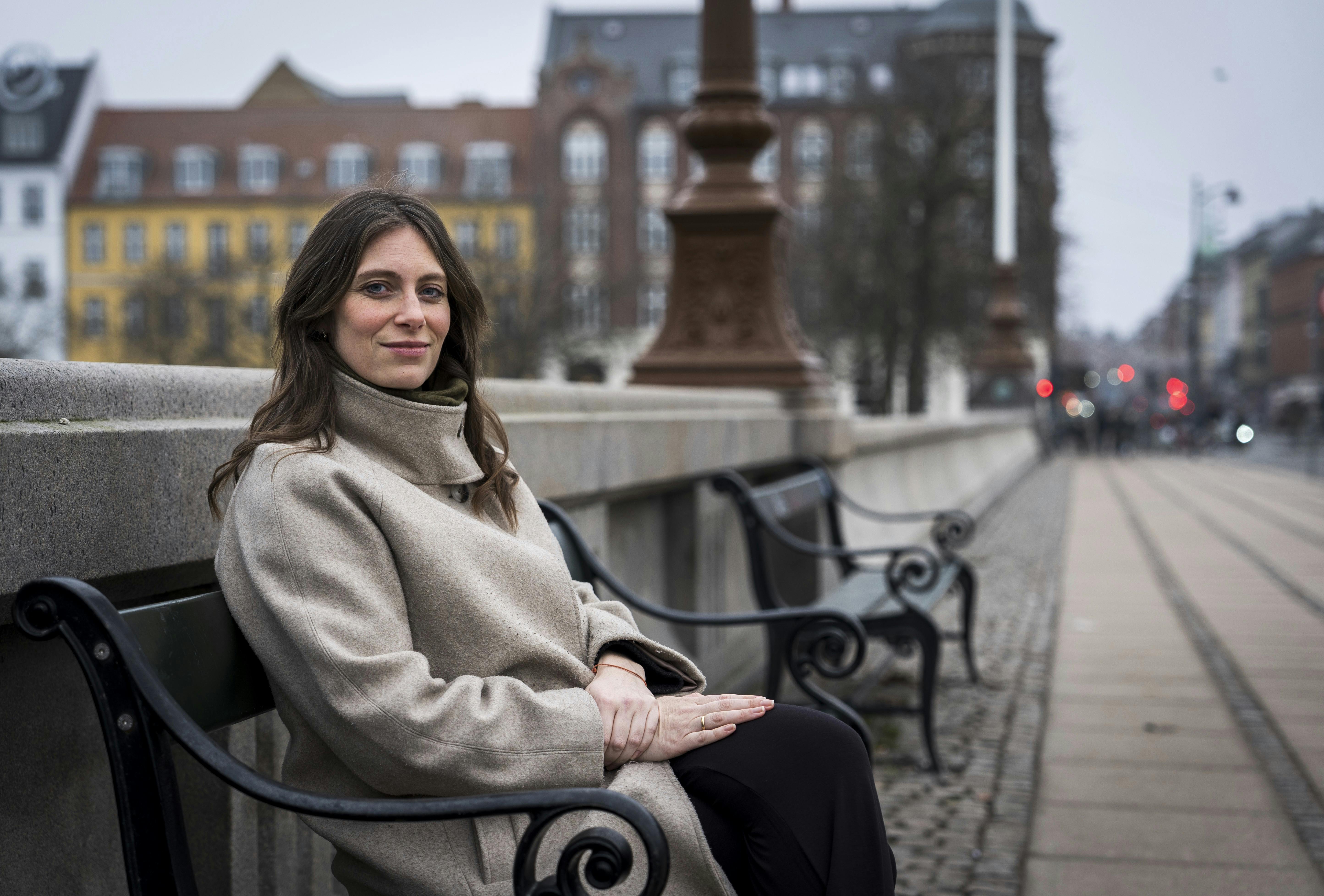 Filmdebutant Sylvia Le Fanu der sidder ved søerne i København på en bænk.