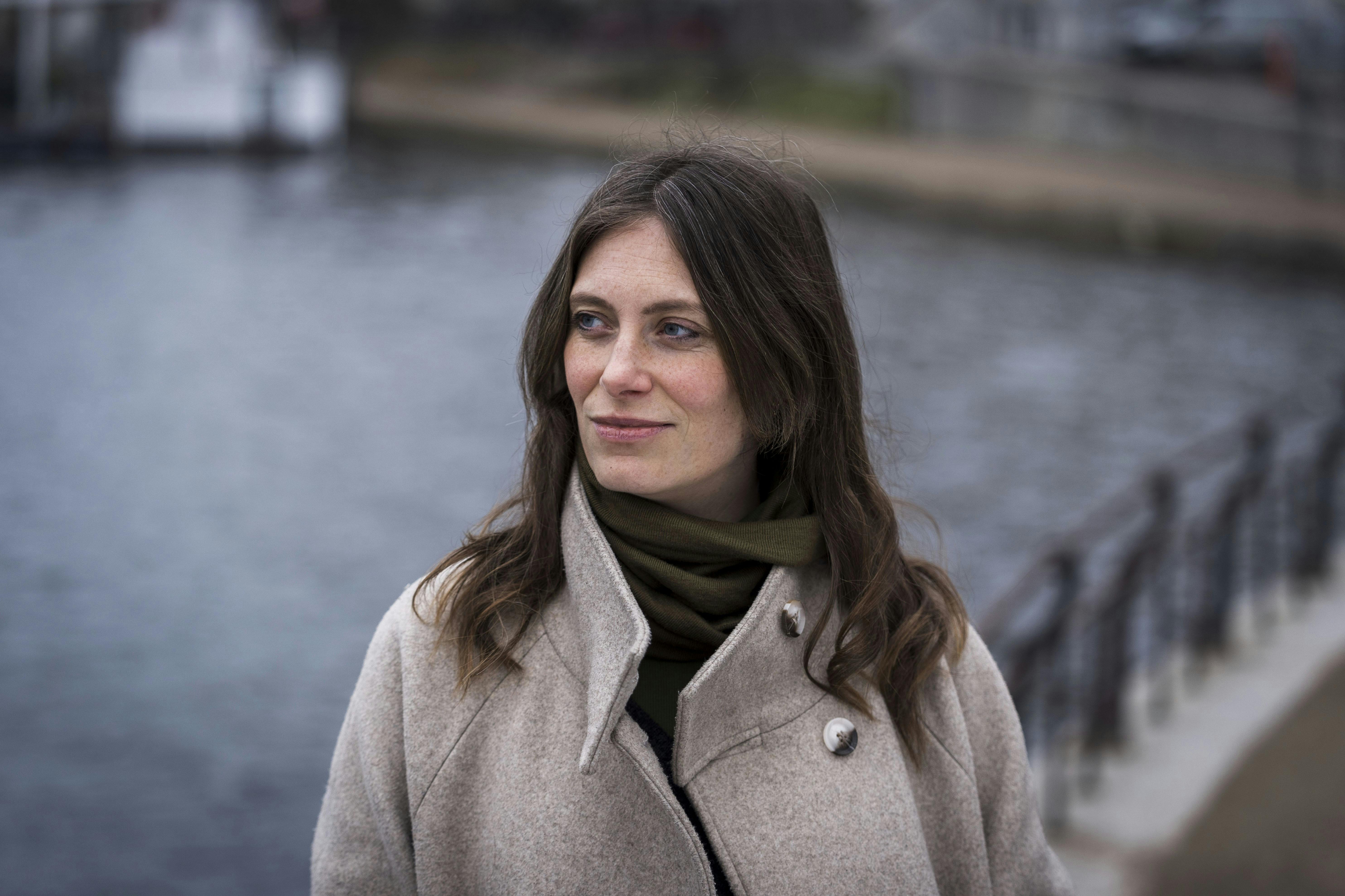 Filmdebutant Sylvia Le Fanu, der står ved en sø. 