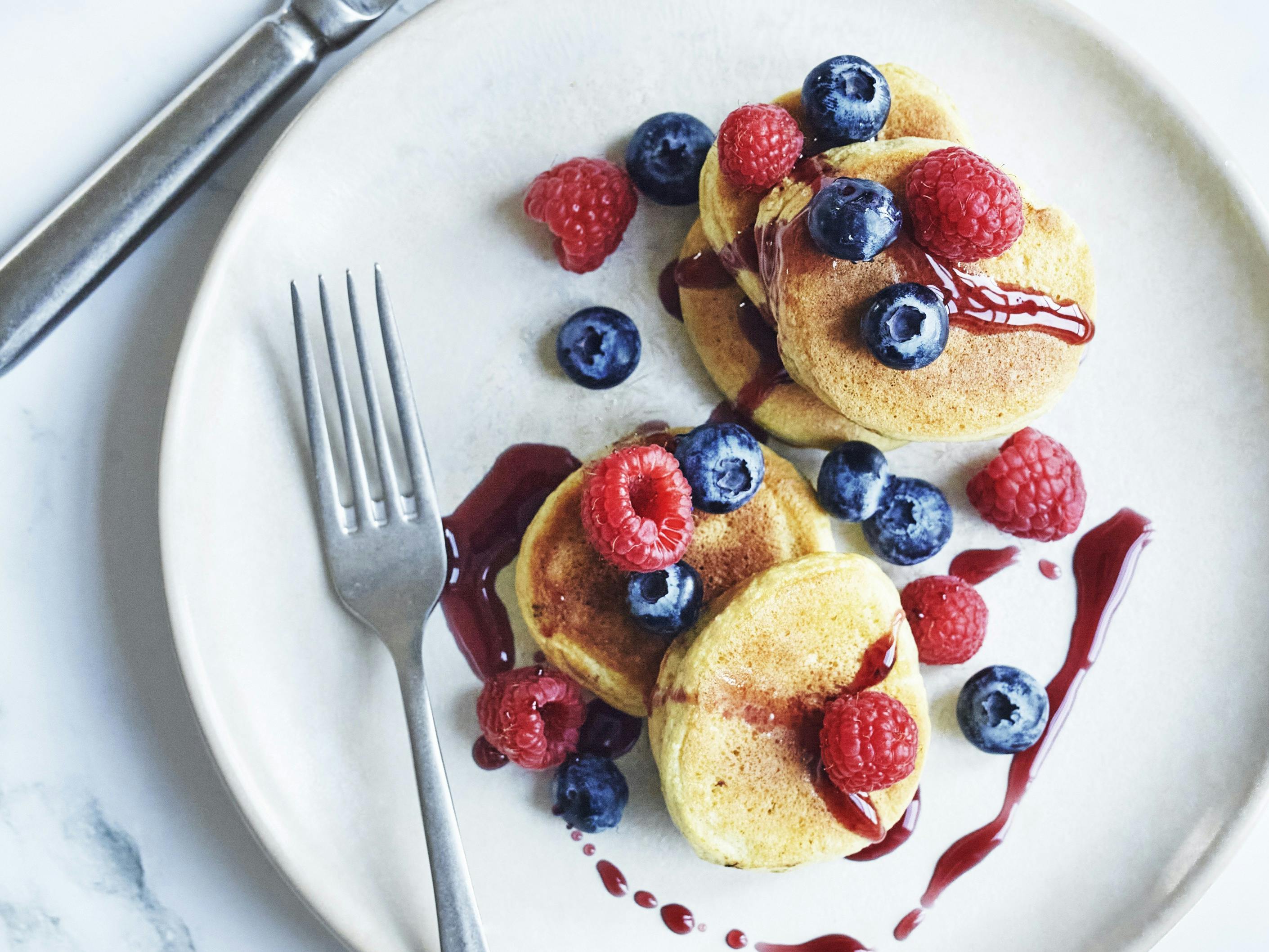 Soufflépandekager med bær og sirup