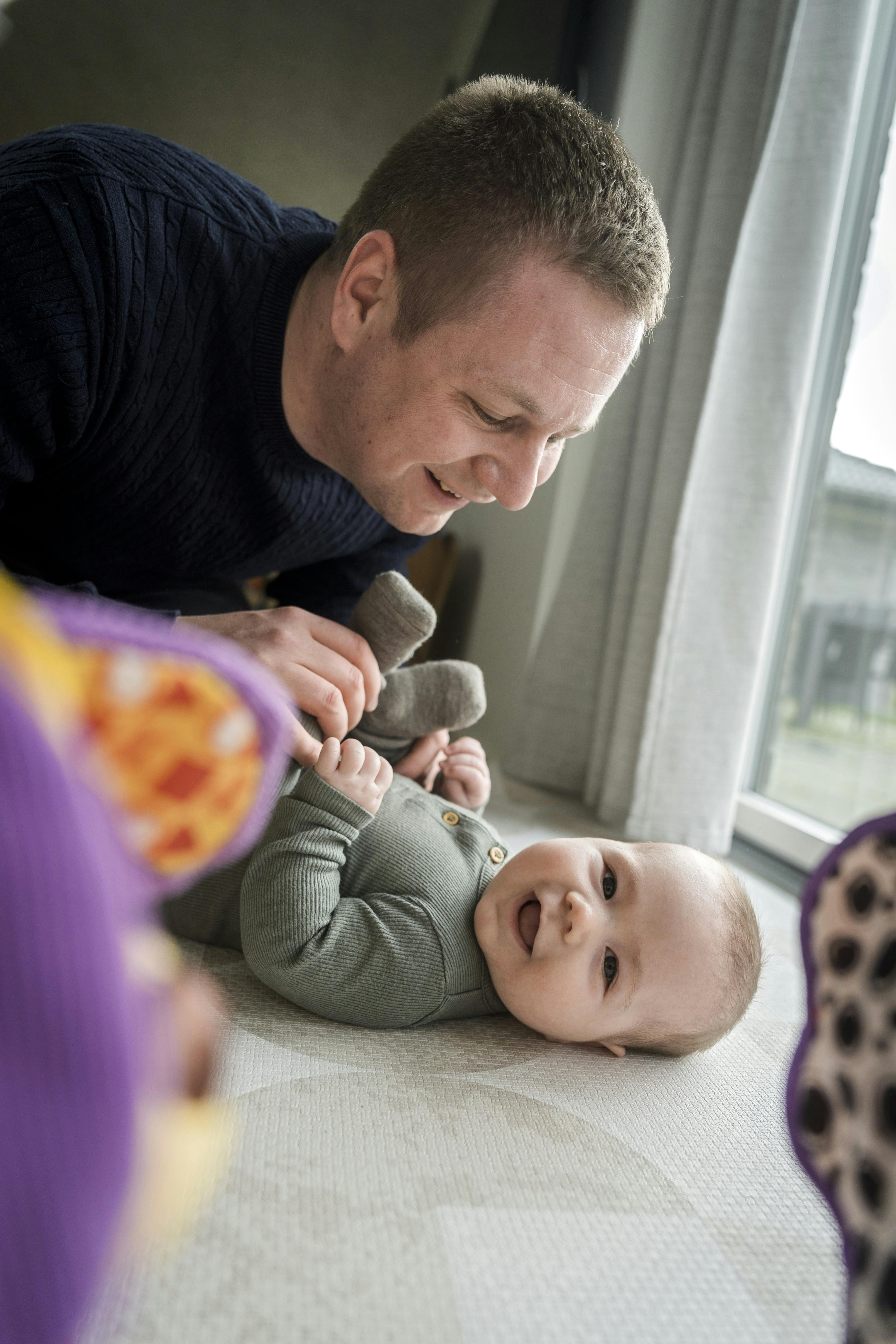 Patrik og Lukas der ligger sammen. 