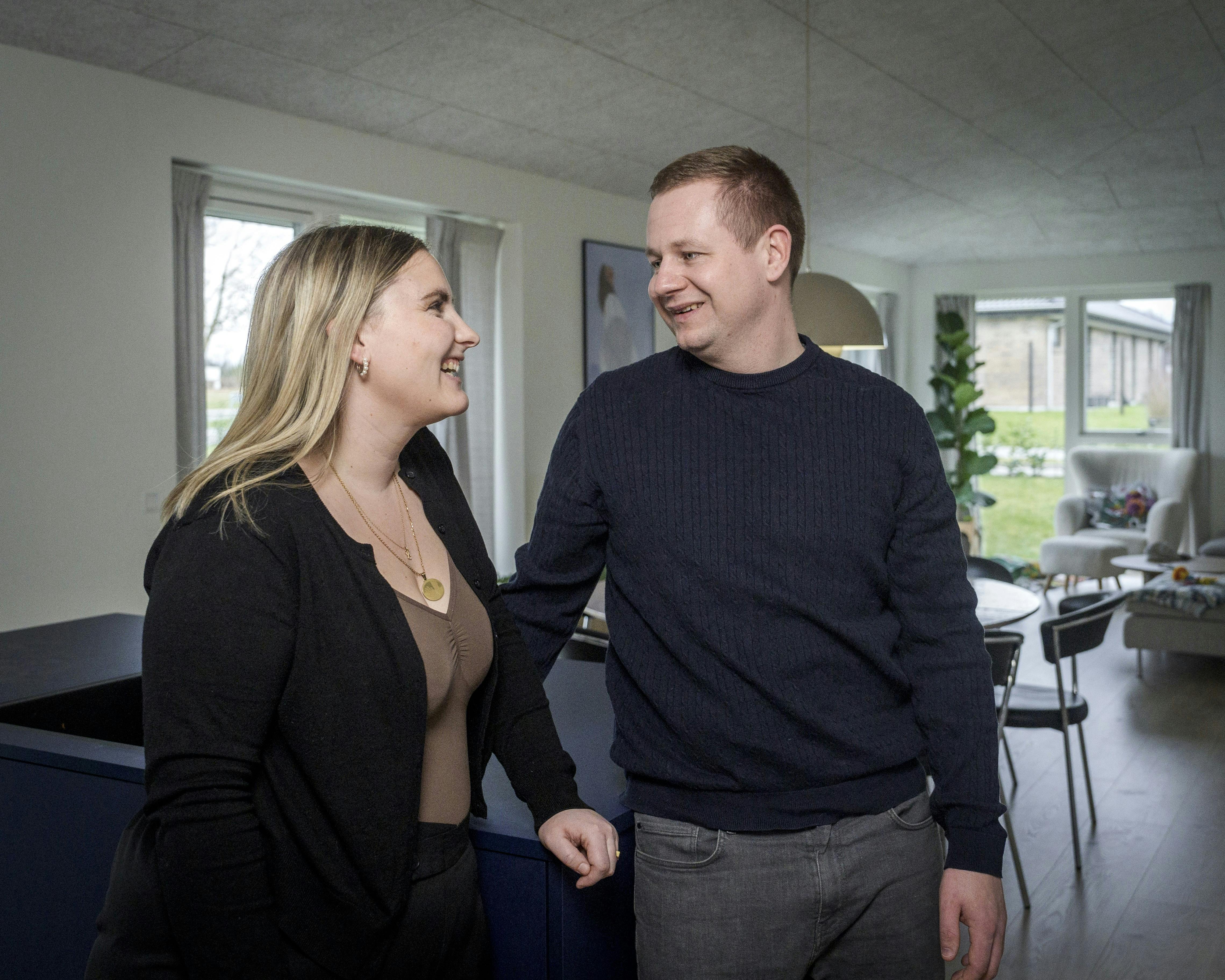 Sofie og Patrik der står og kigger på hinanden. 