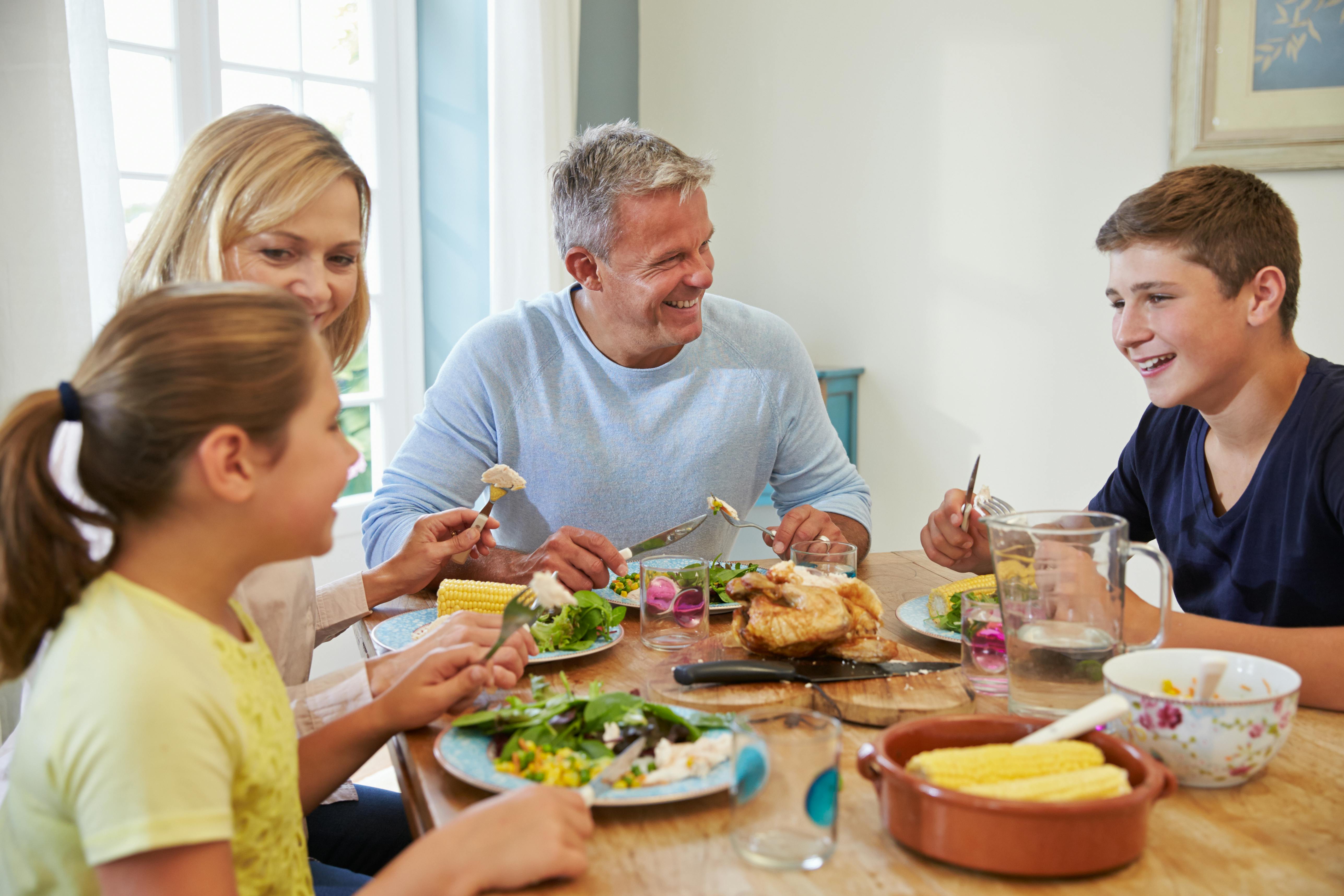 Familie sidder ved bord