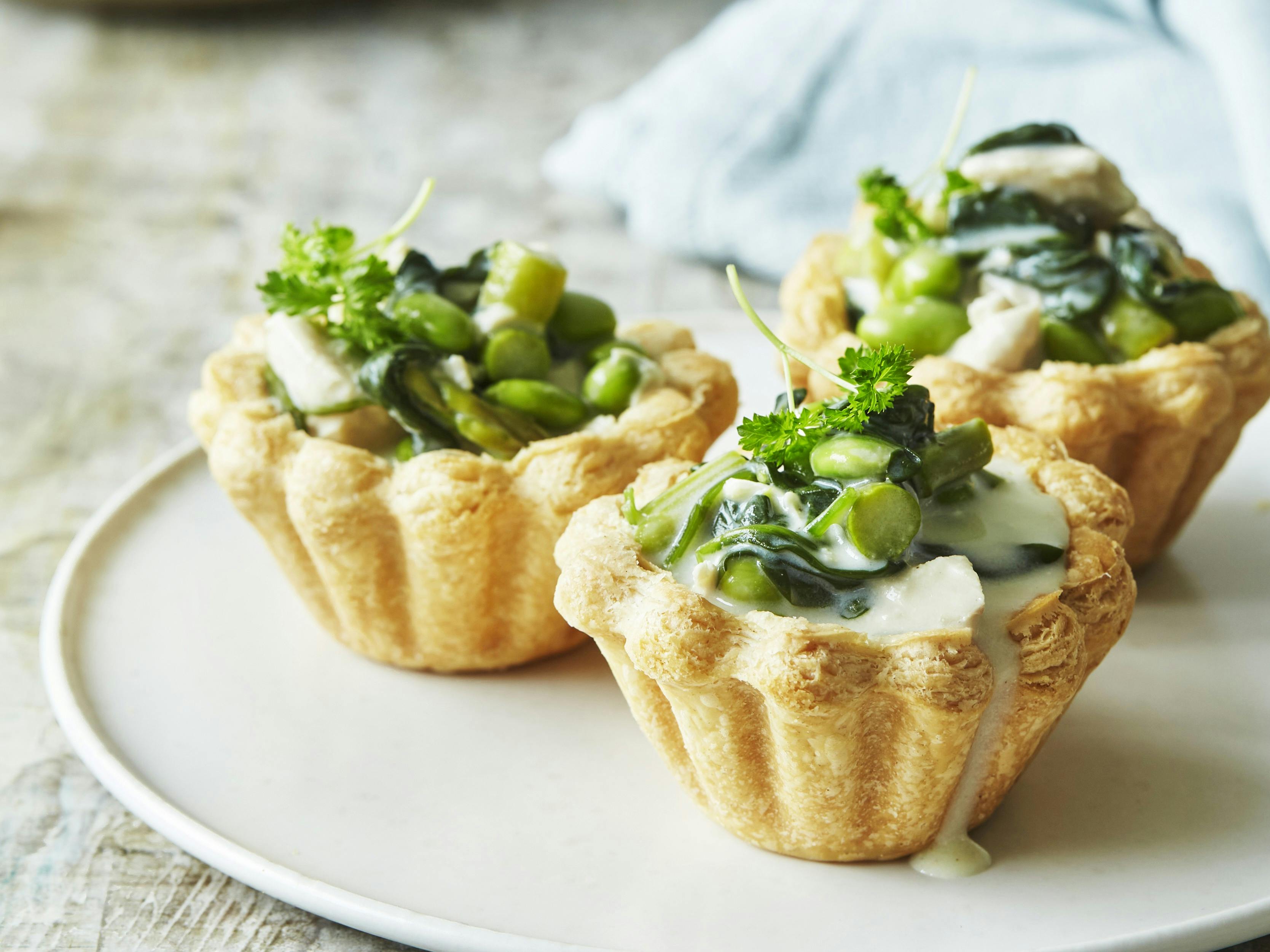 Sprøde tarteletter med kyllingebryst, grønne asparges og edamamebønner