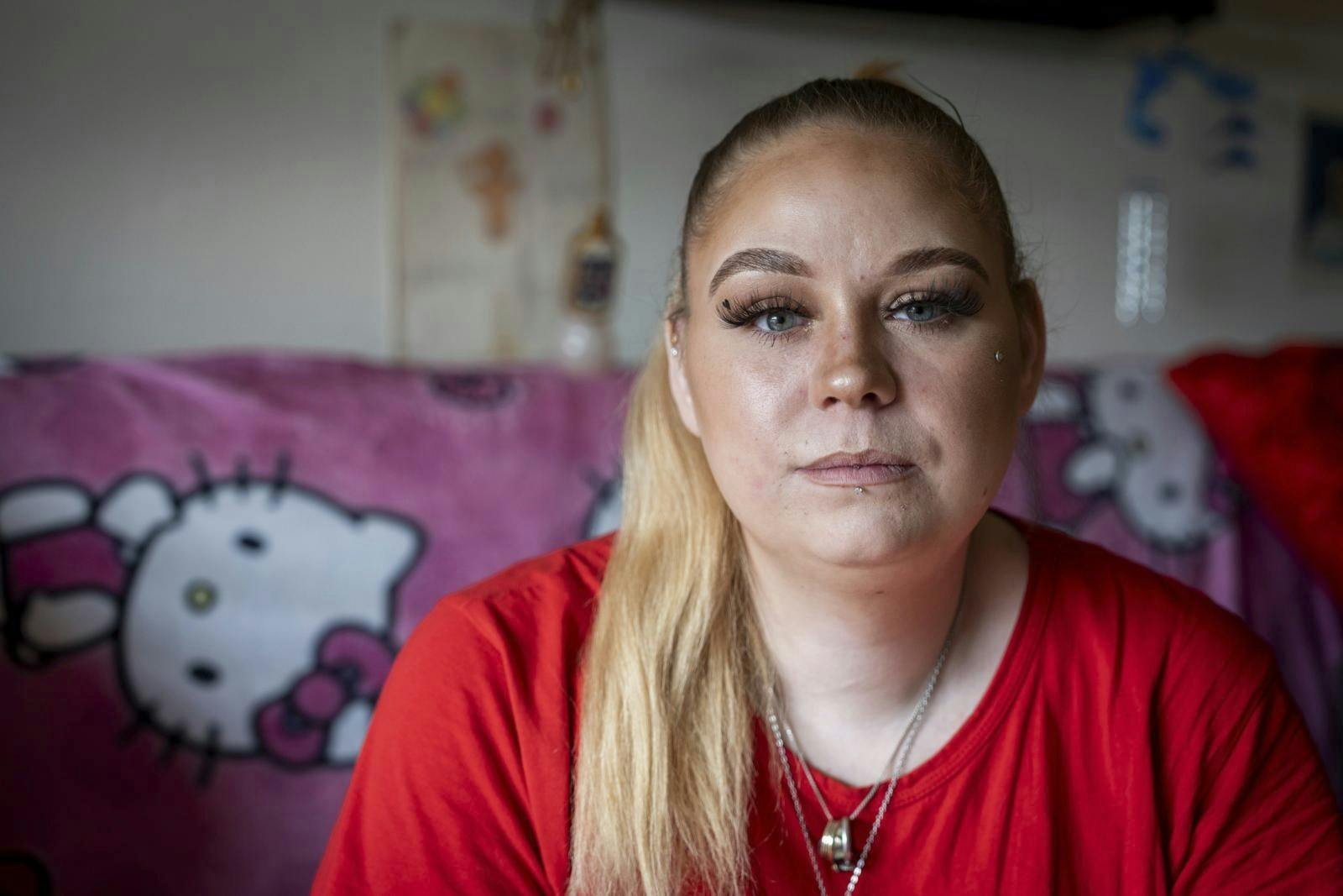 Portræt af Angela inde på sit værelse. 