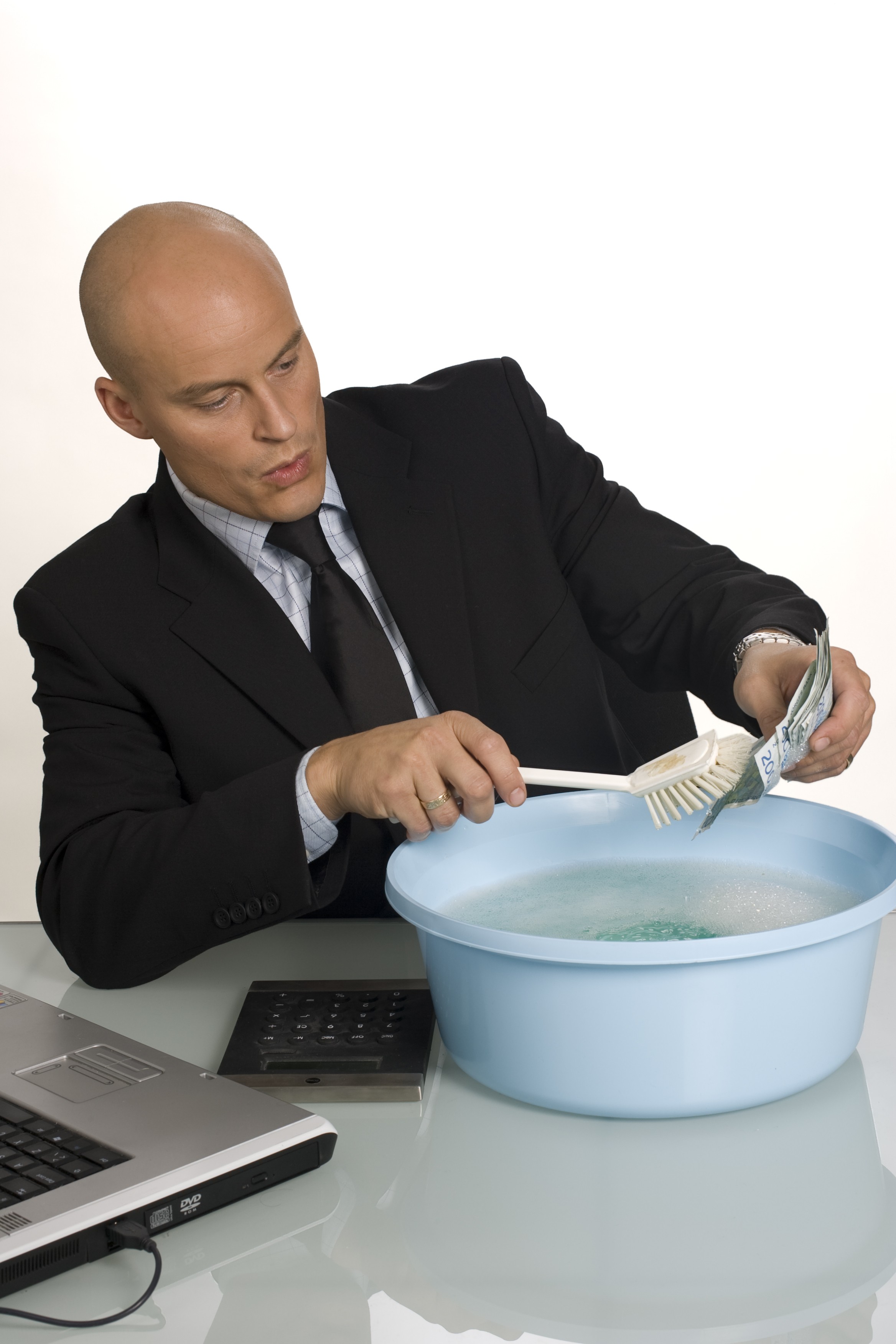 En mand der sidder og vasker penge. 