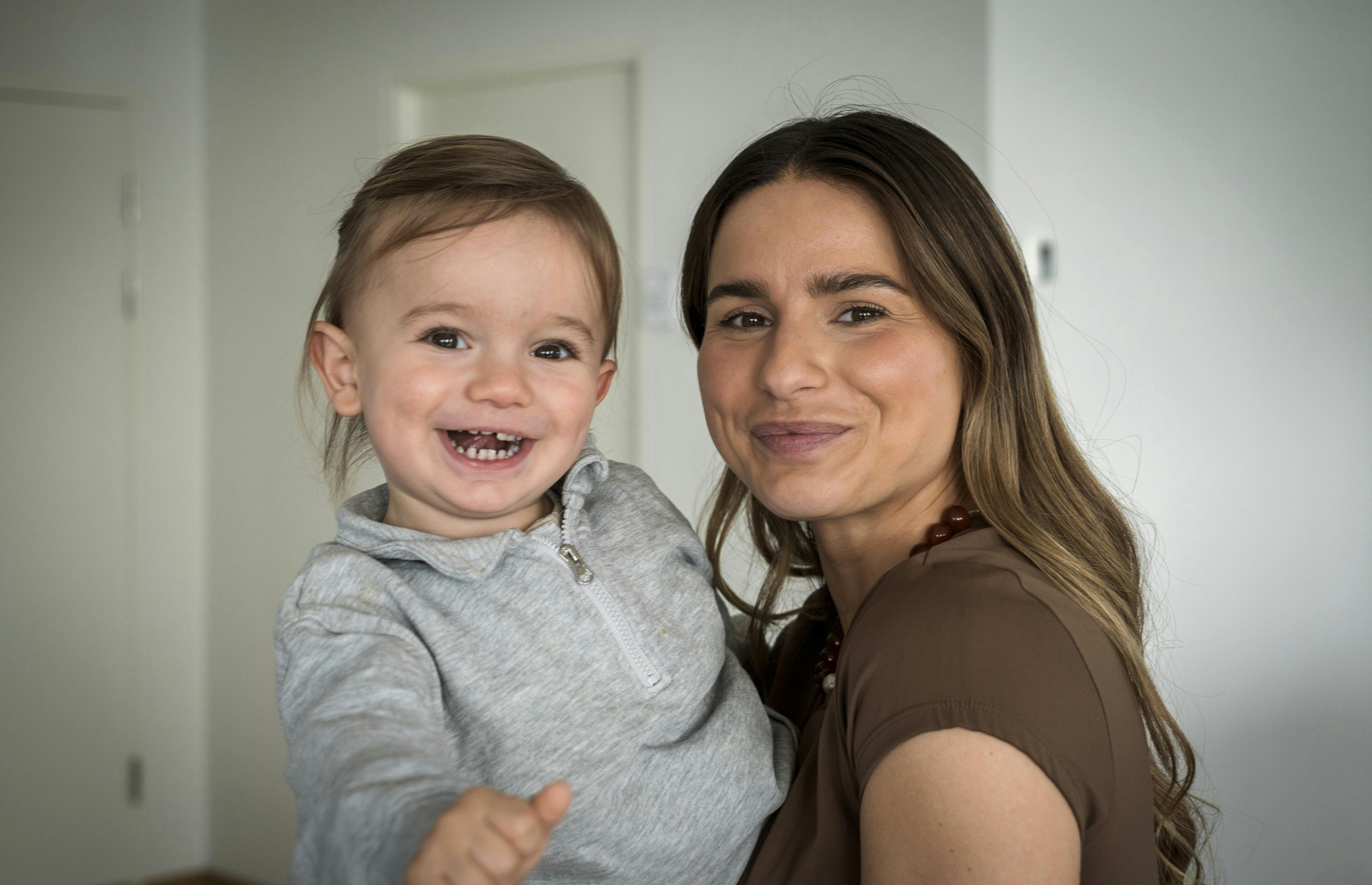 27-årige Adelina er hjemmegående og har hjemmepasset sit barn – og hendes kæreste betaler hende løn og pension.