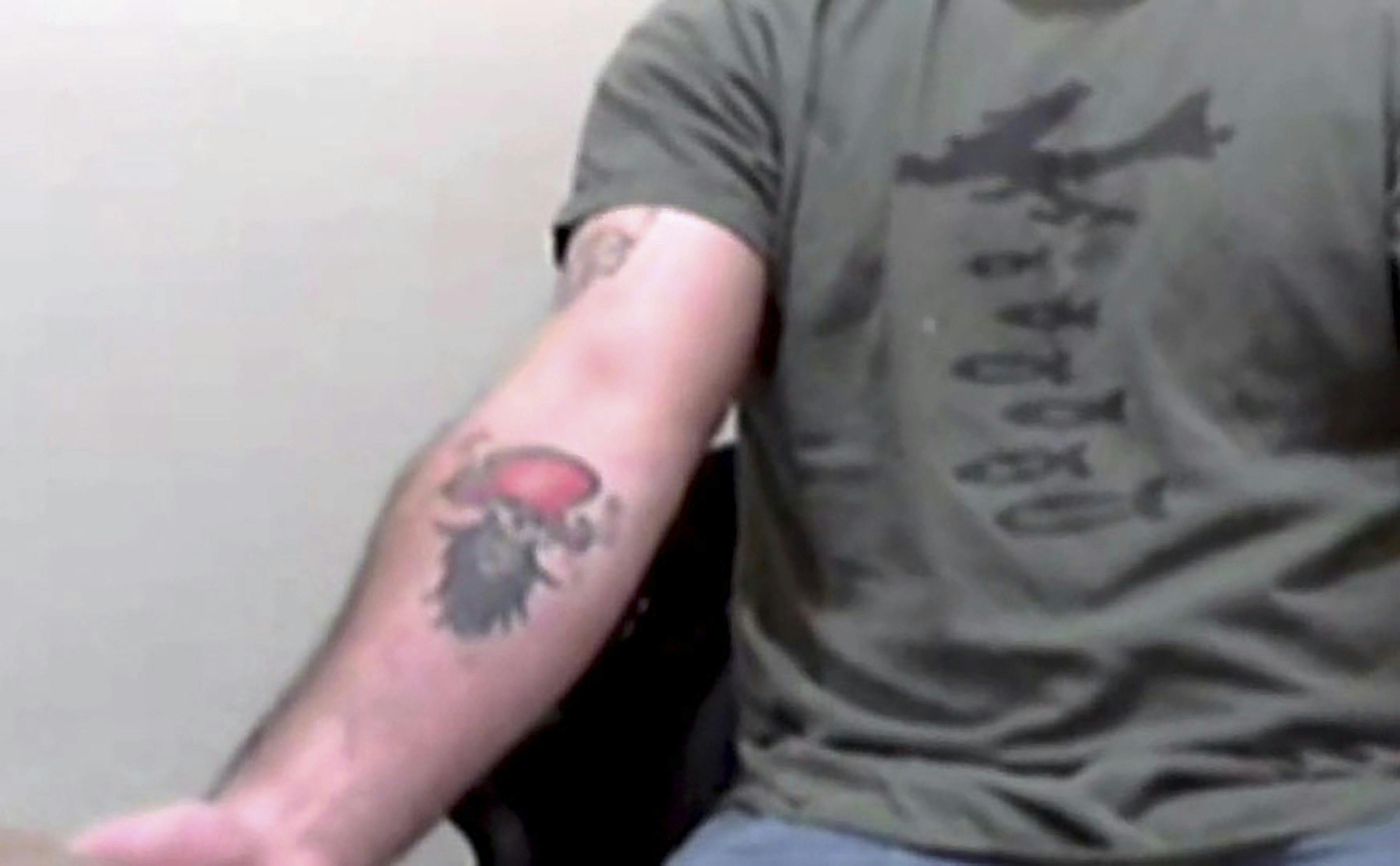 Johns tatovering på armen. 