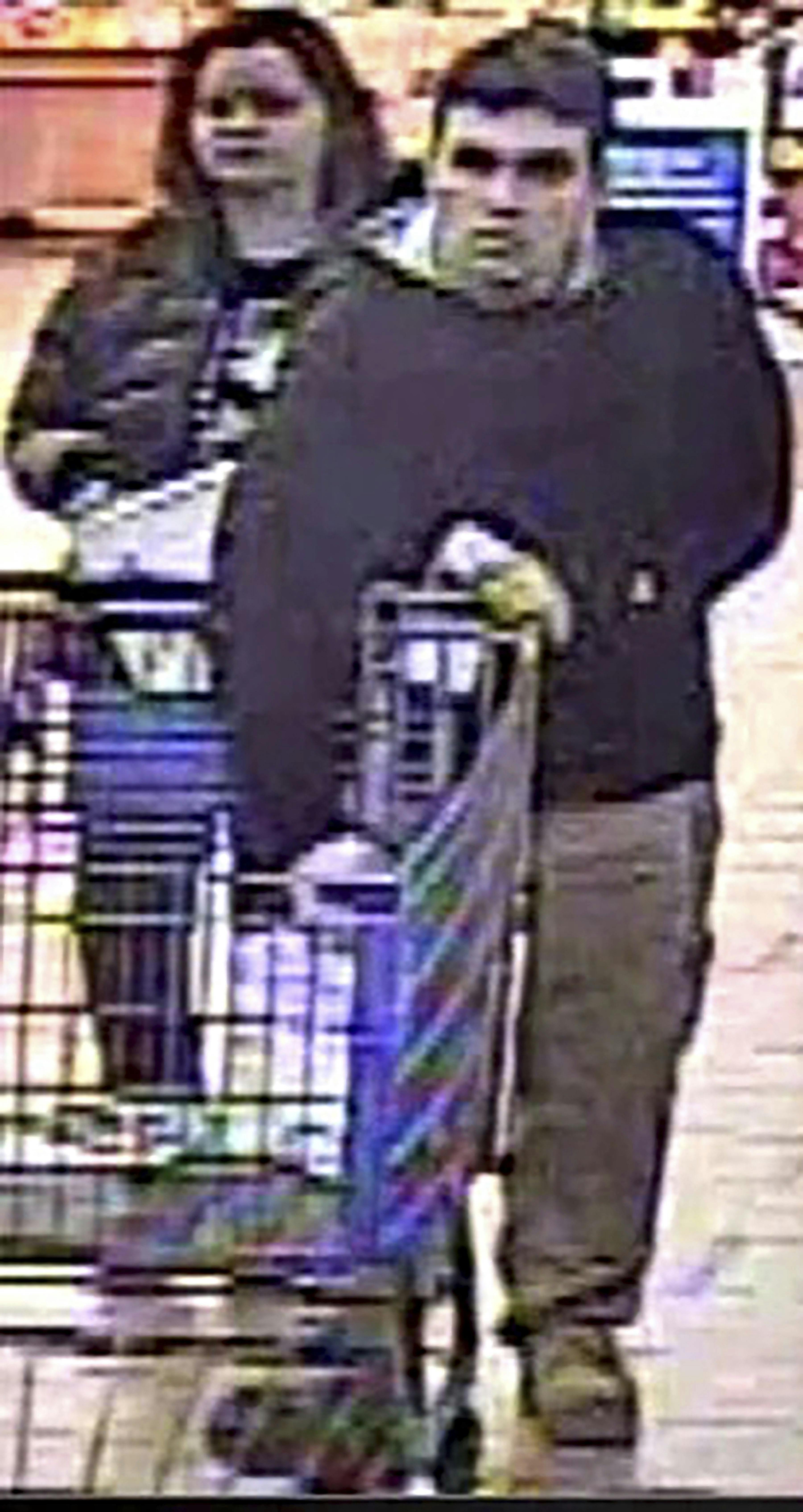 CCTV af John Blauvelt og Hannah Thompson, som er ude og handle. 