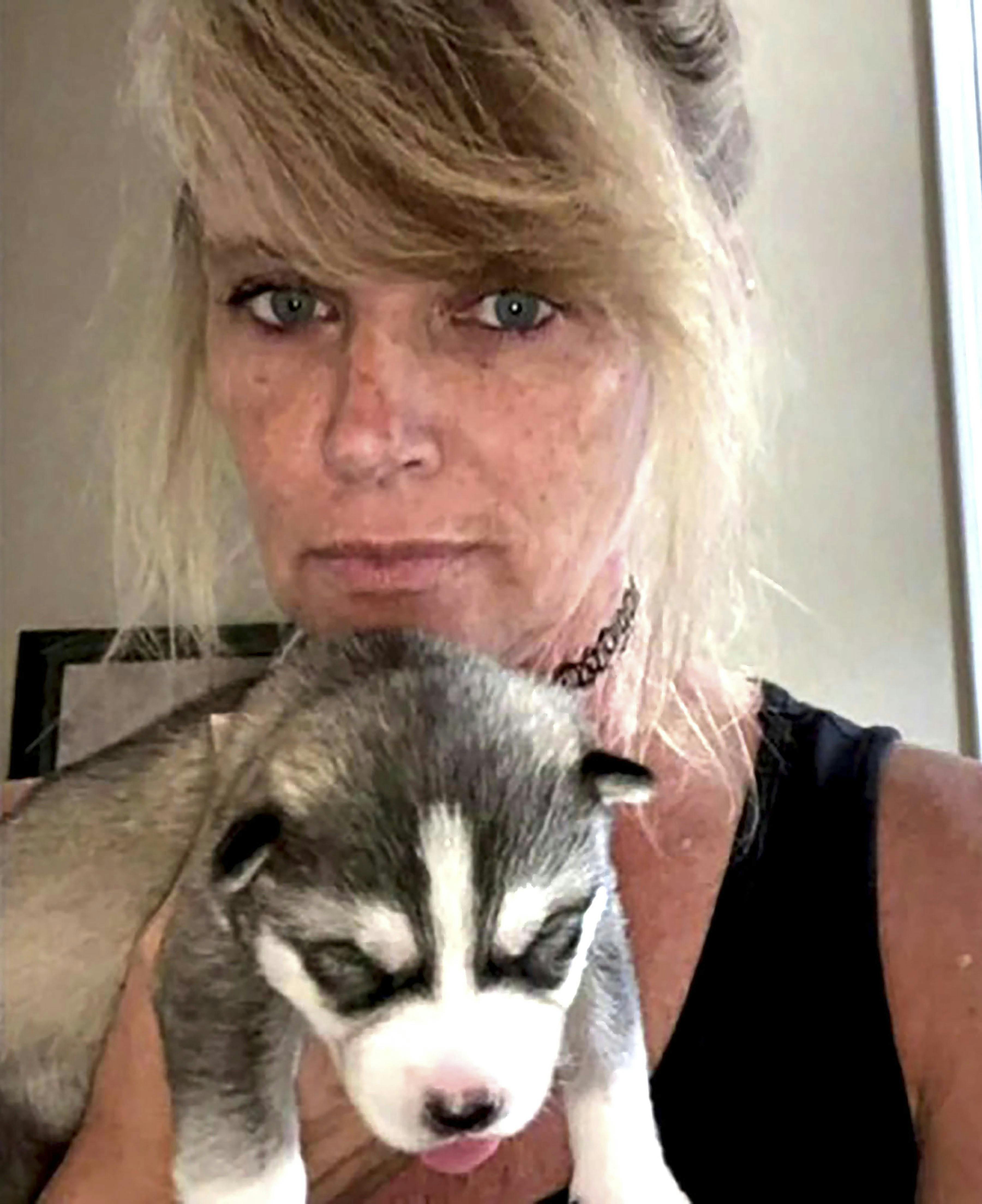 Angela sammen med en hund.