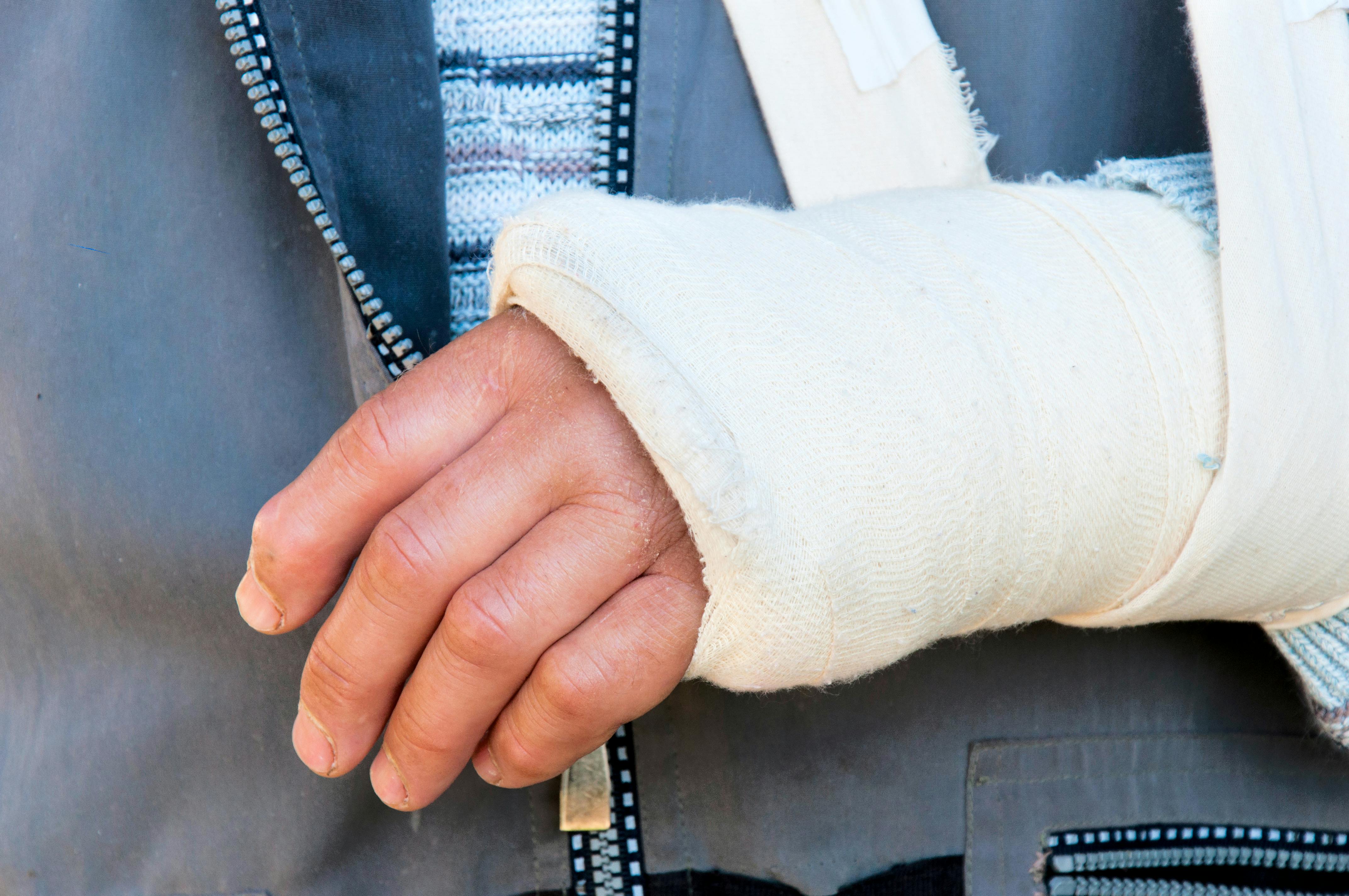 Mand med brækket arm