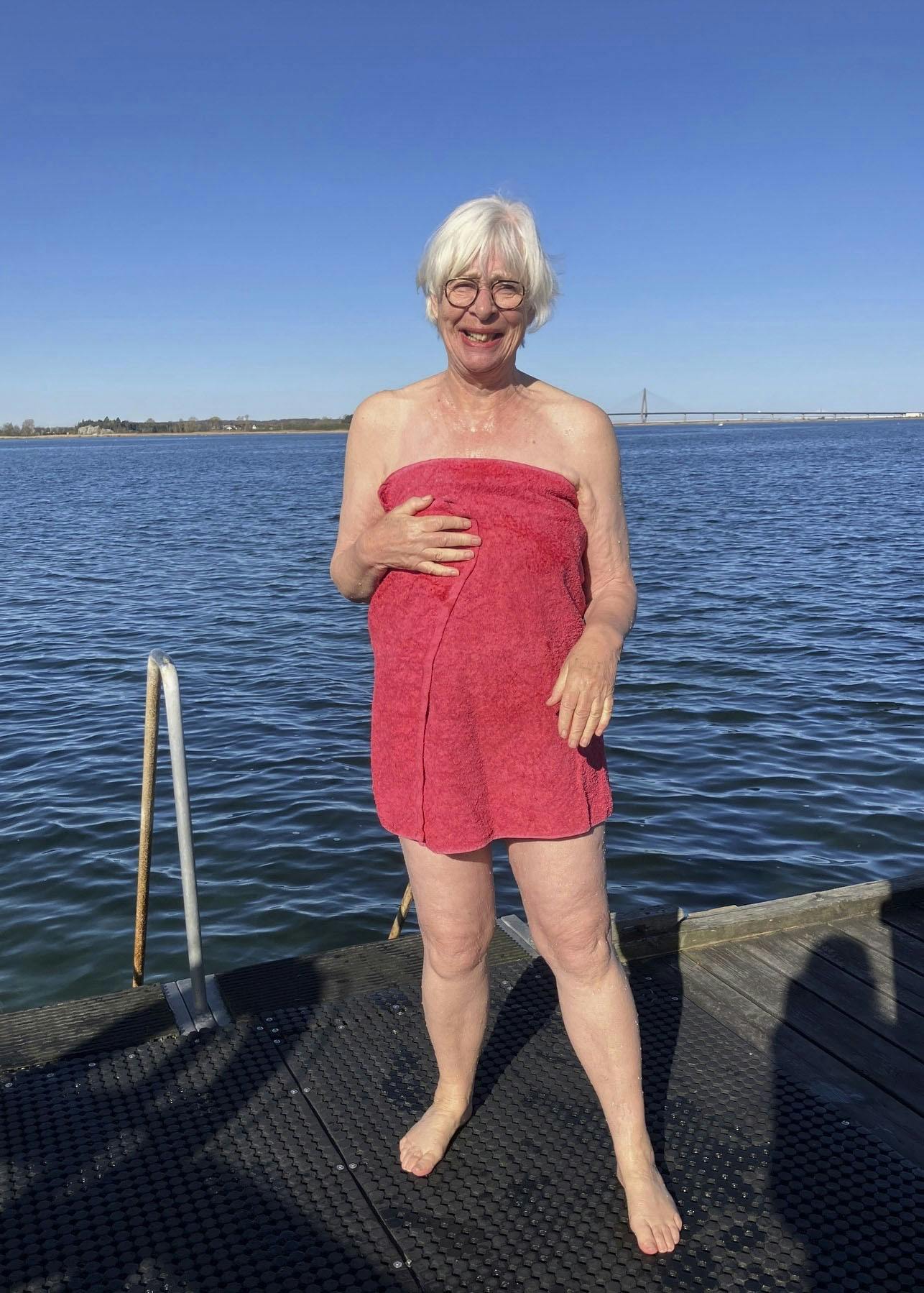 Dorte Brunø har tabt 10 kilo ved at følge Diabetes Kuren. Her står Dorte på en badebro efter et dyb i havet.