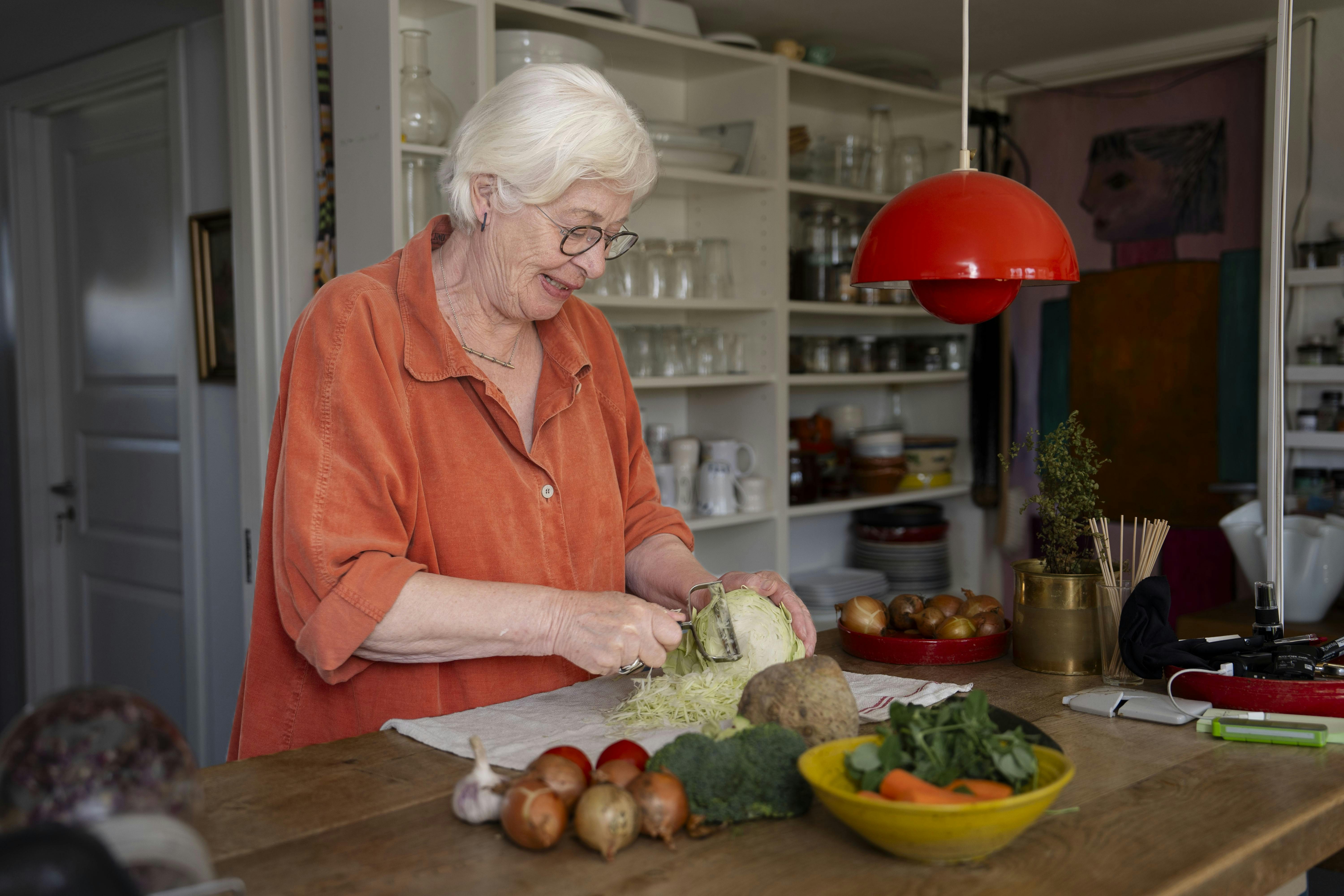 Dorte Brunø har tabt 10 kilo ved at følge Diabetes Kuren. Her tilberder hun en sund frokost i sit køkken på Bogø. 