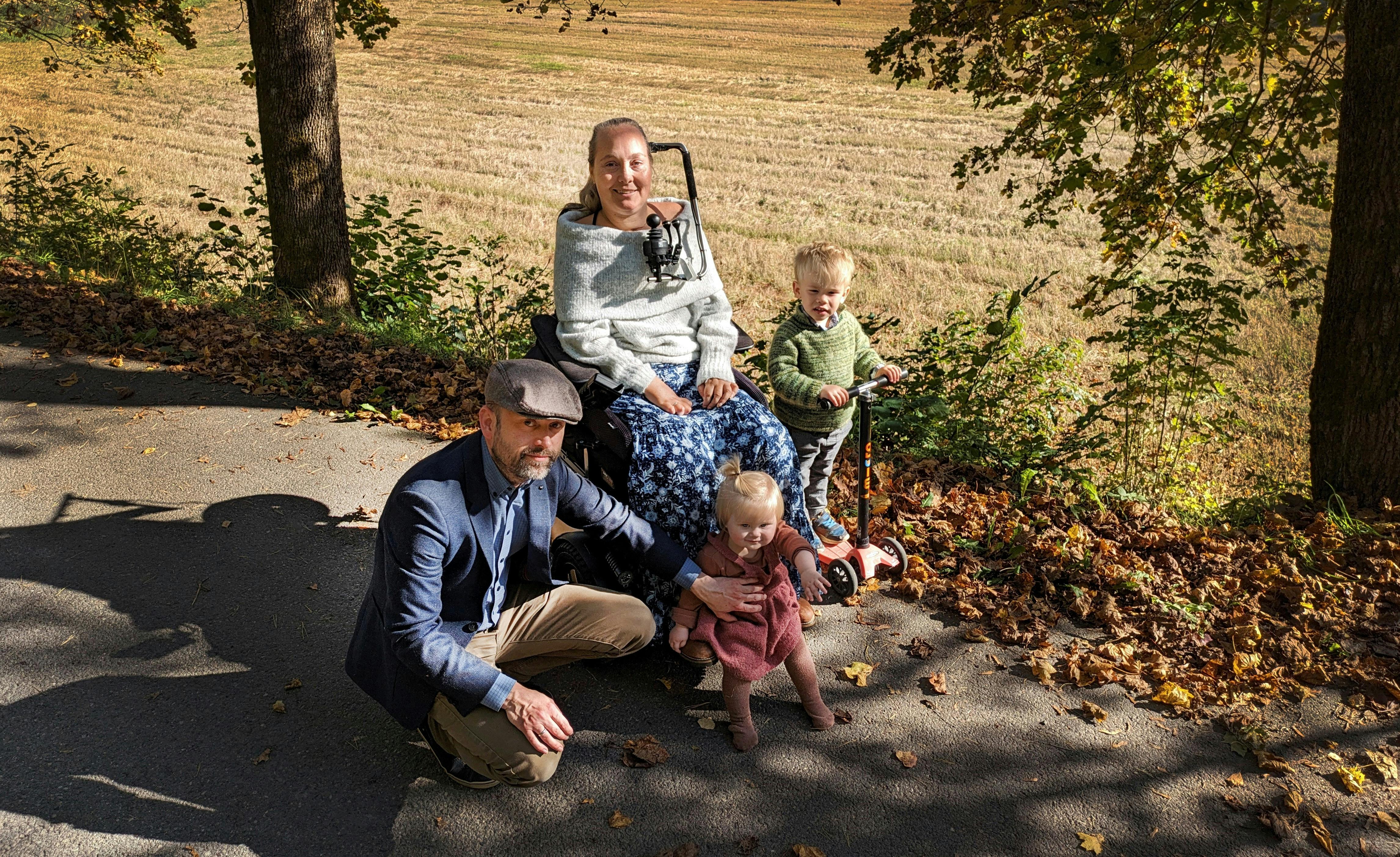 VANLIG FAMILIELIV: At Katrine er lam og avhengig av rullestol, har aldri stoppet familien fra å gjøre det de har lyst til. Hele flokken trives utendørs.