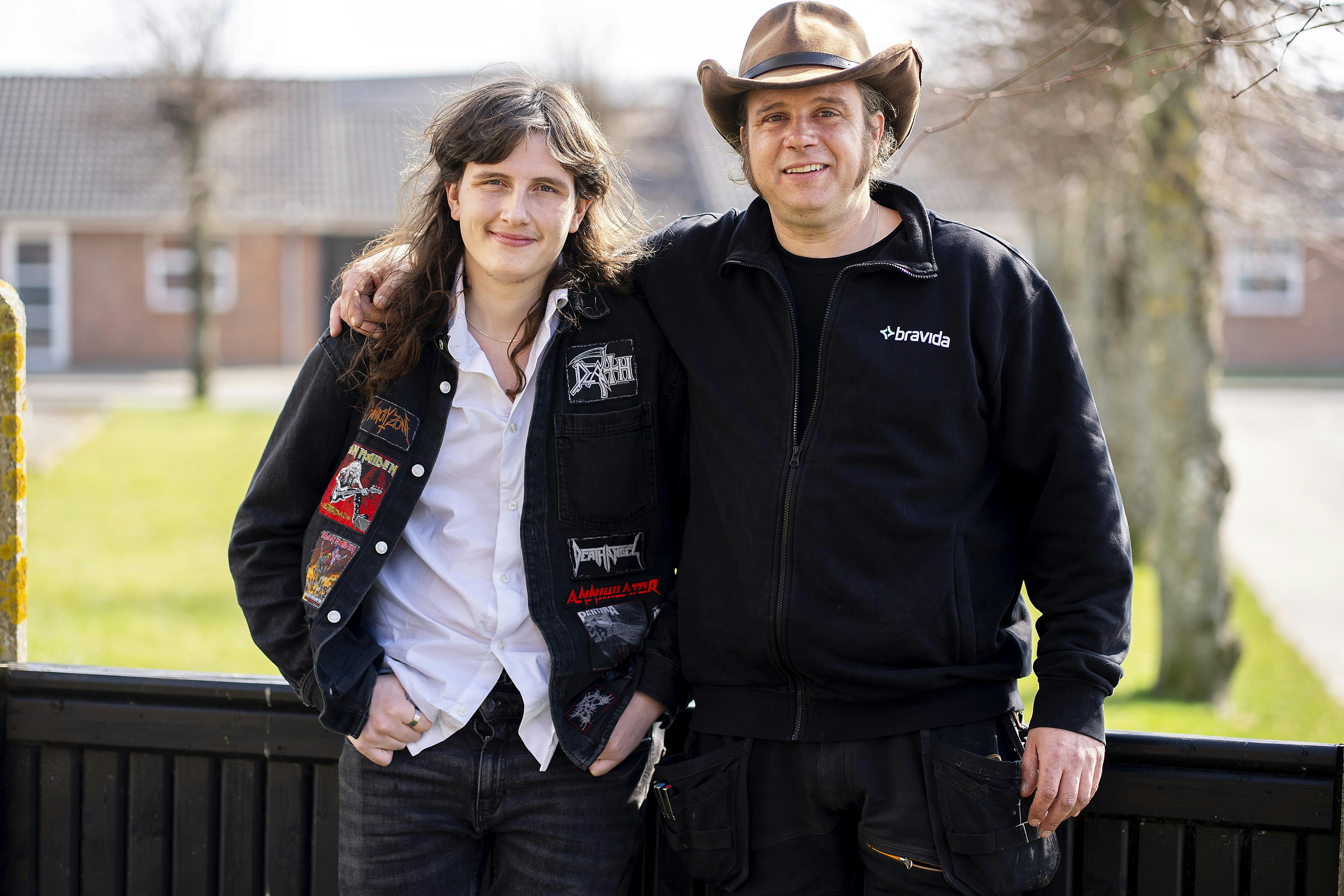 Henrik og Alexander der står og holder om hinanden. 