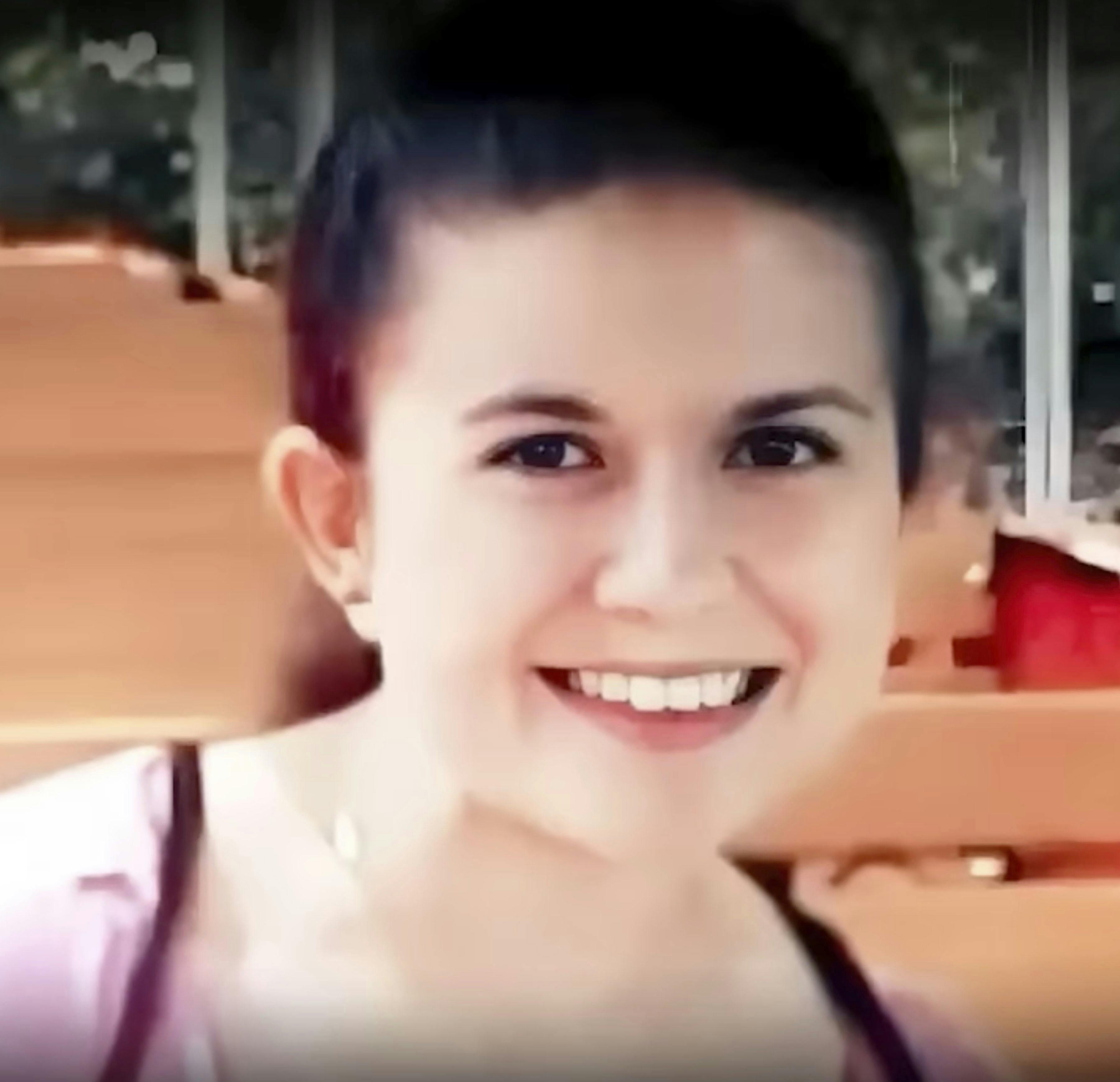 Angila Wilder der smiler til kameraet. 