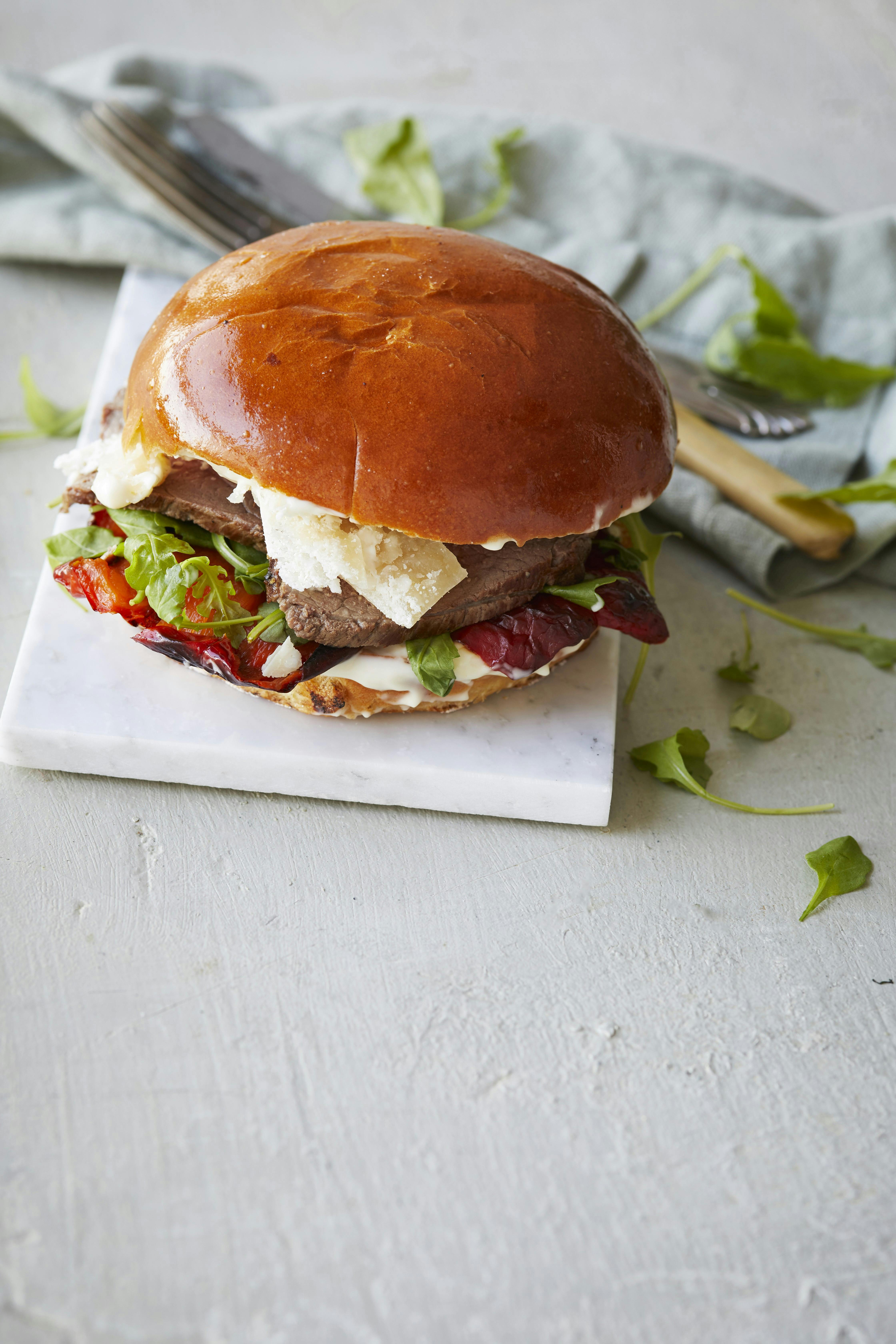 Roastbeef-burger med bagte peberfrugter