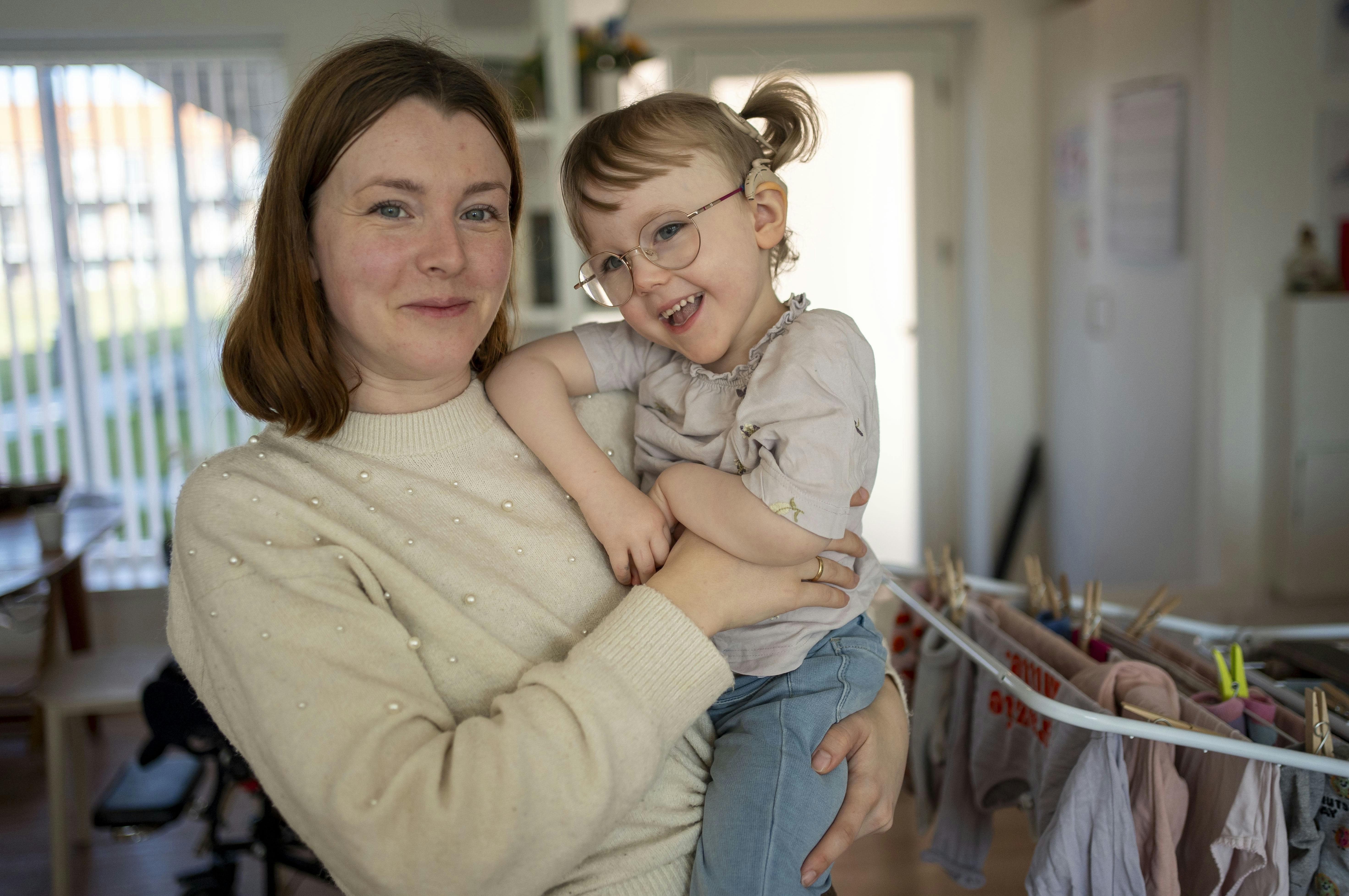 Hannah der holder sin datter Signe.