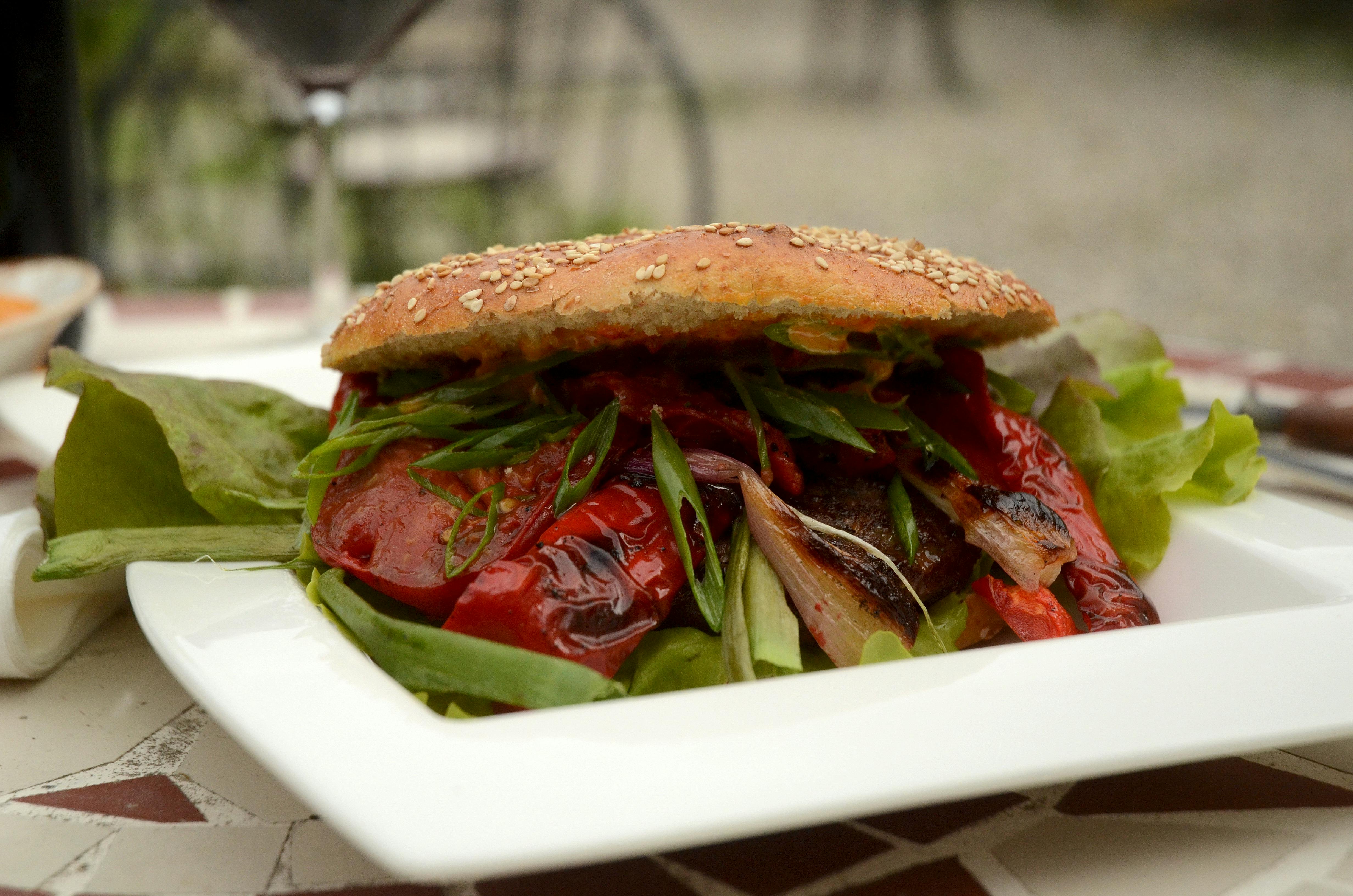 Lones Landkøkken. Byg selv-burger - direkte fra den varme grill. 