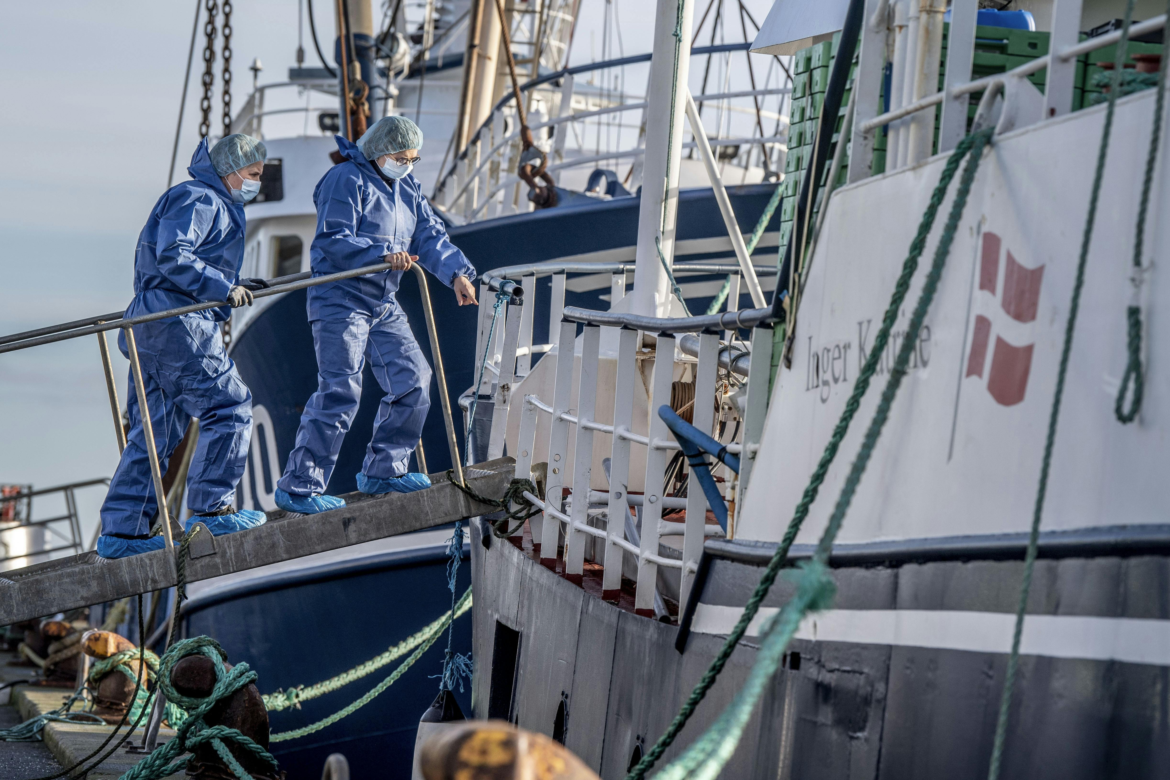 Midt- og Vestjyllands Politi undersøger fiskekutteren Inger Katrine på havnen i Thyborøn, torsdag den 2. februar 2023. 