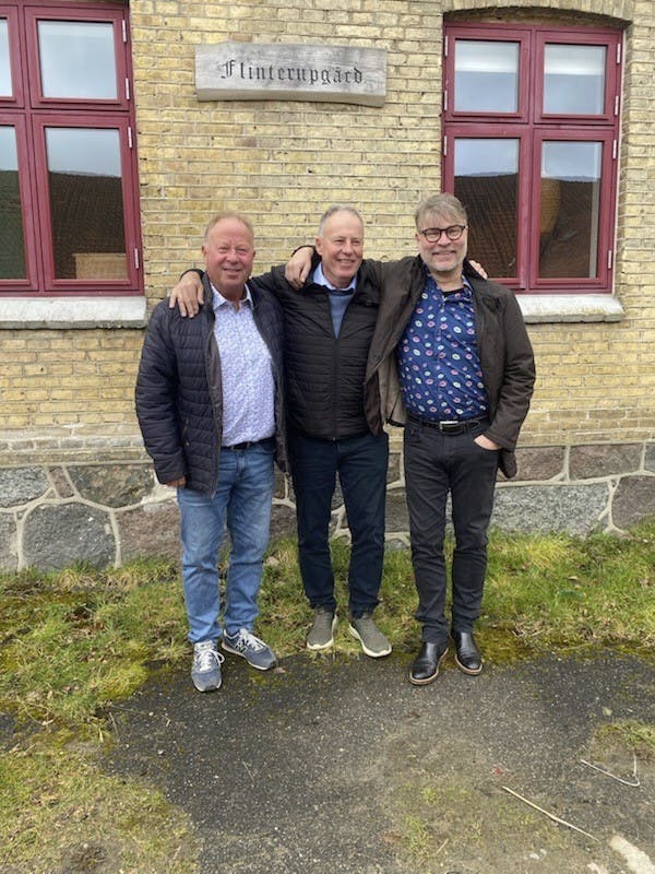 59-årige Claus Roager fik i februar 2025 af vide, at han havde to brødre. De havde prøvet at finde ham de sidste 20 år. Det viste sig, at han ene bror, Han jørgen, havde været hans ven i 13 år.