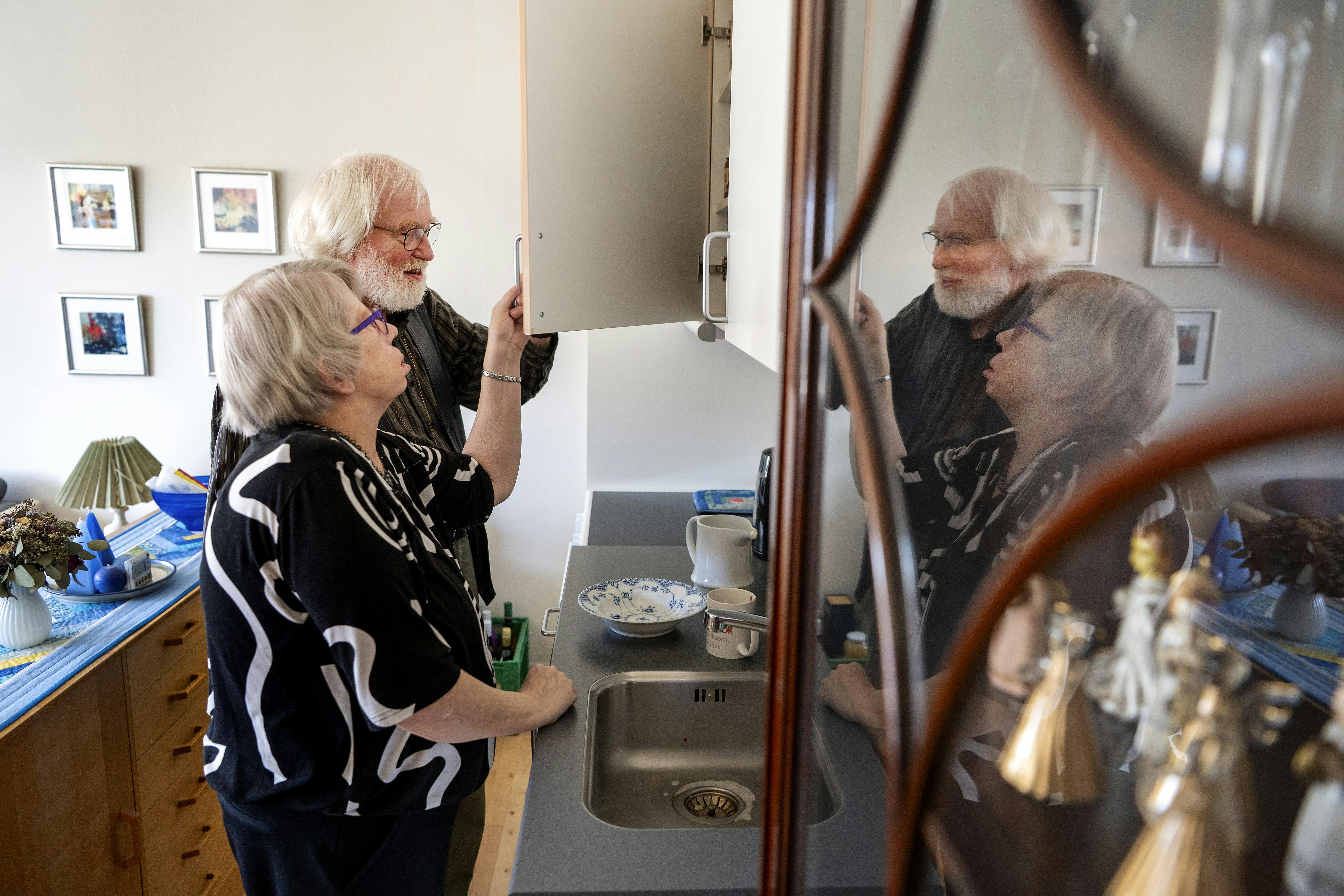 Bjørn og Annette, der står ude ved deres samtalekøkken. 
