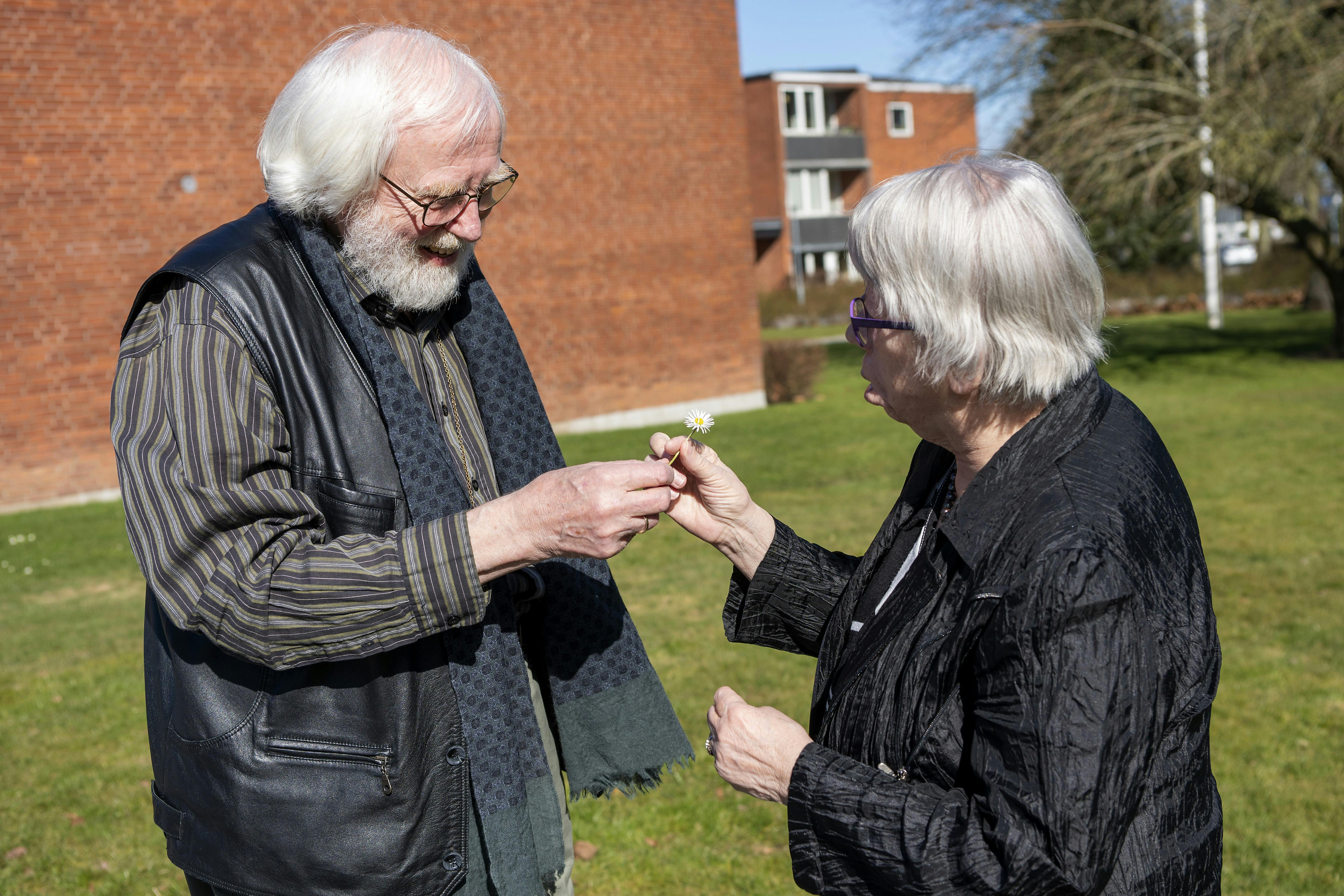 ANnette og Bjørn der står over for hinanden og holder hinanden i hånden. 