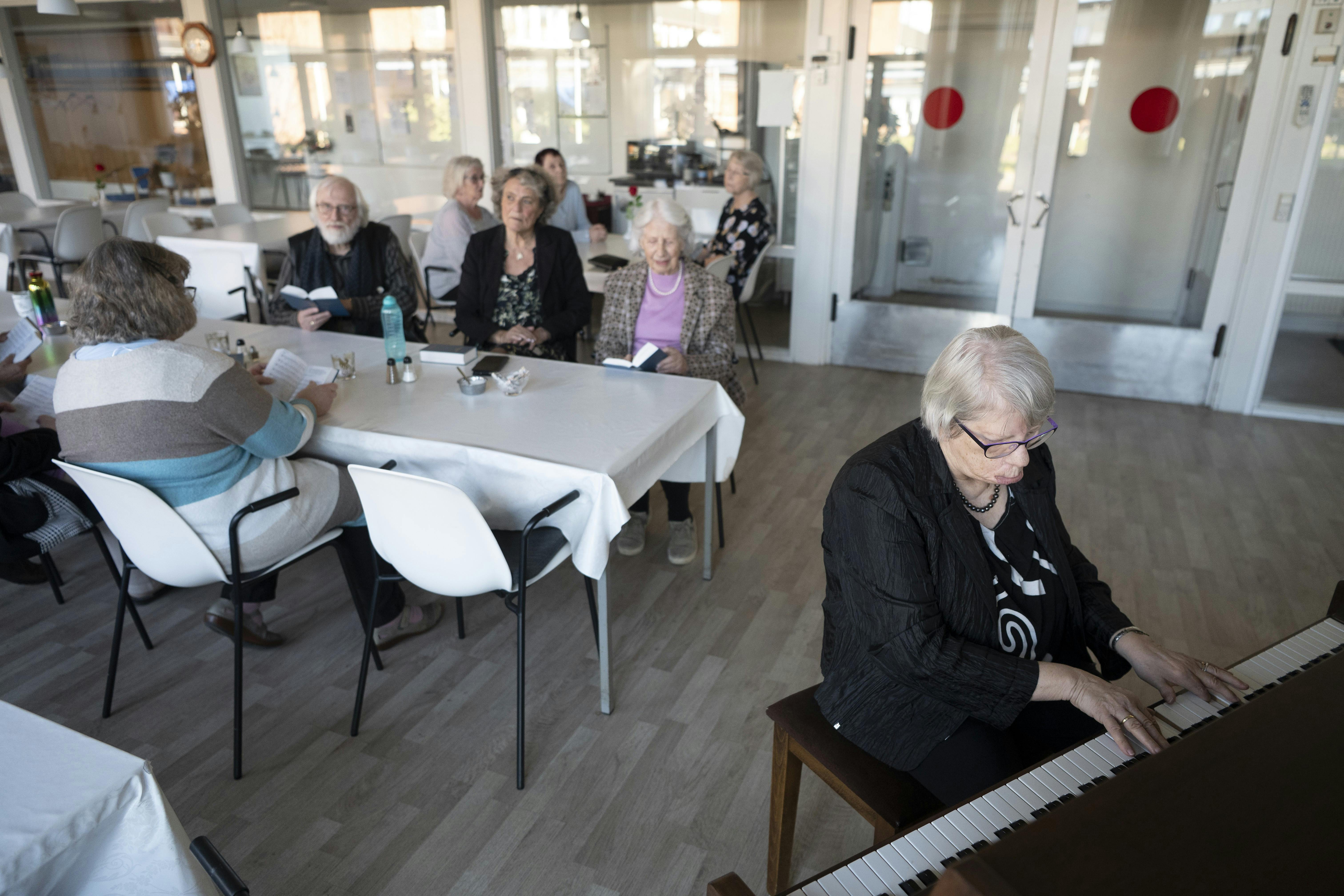 Annette der sidder og spiller klaver til fællessang. 