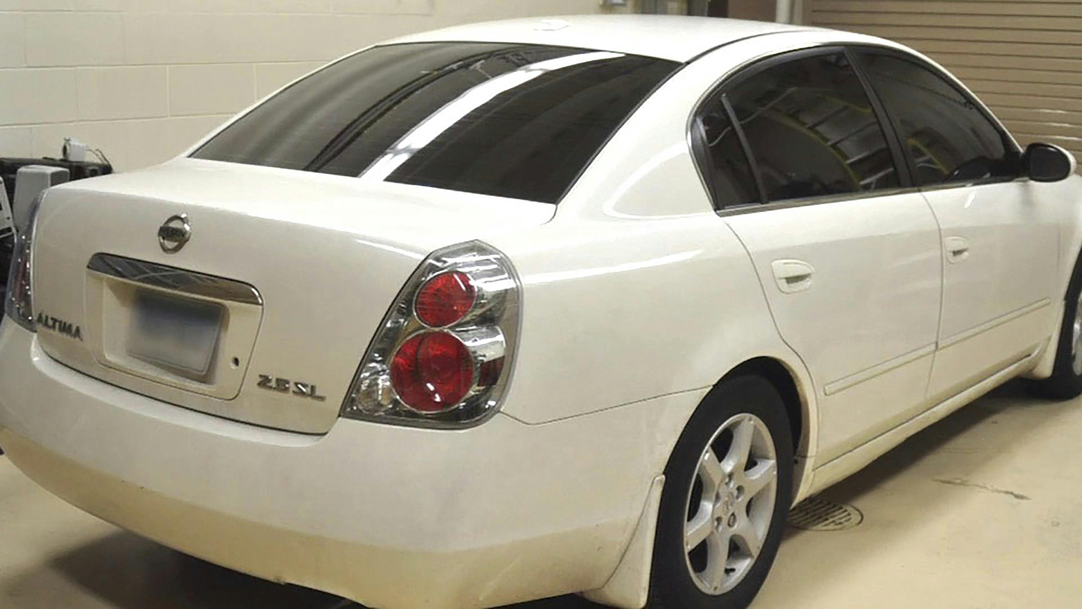 Nieces hvide Nissan bil.