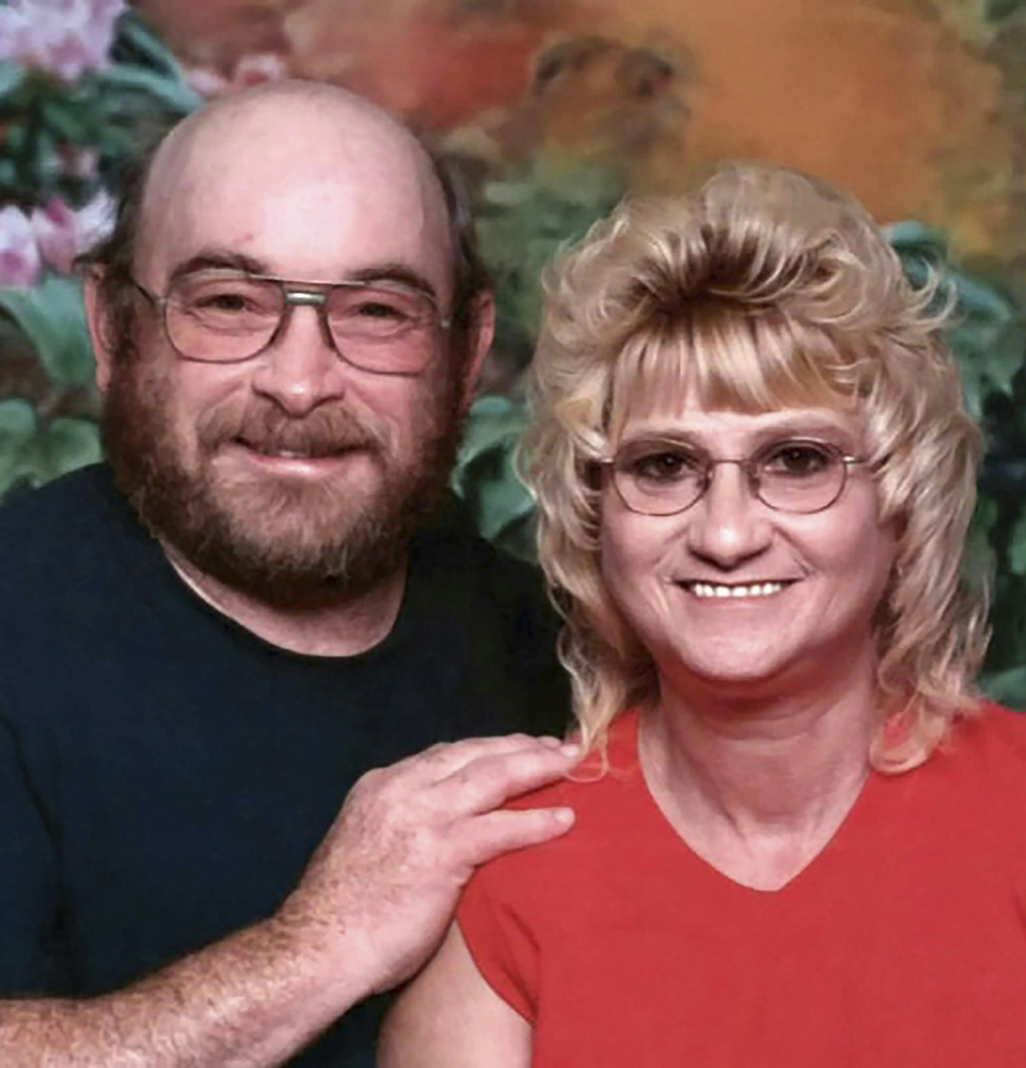 Kæresteparret Mary Butler og Philip Barlows, der sidder sammen. 