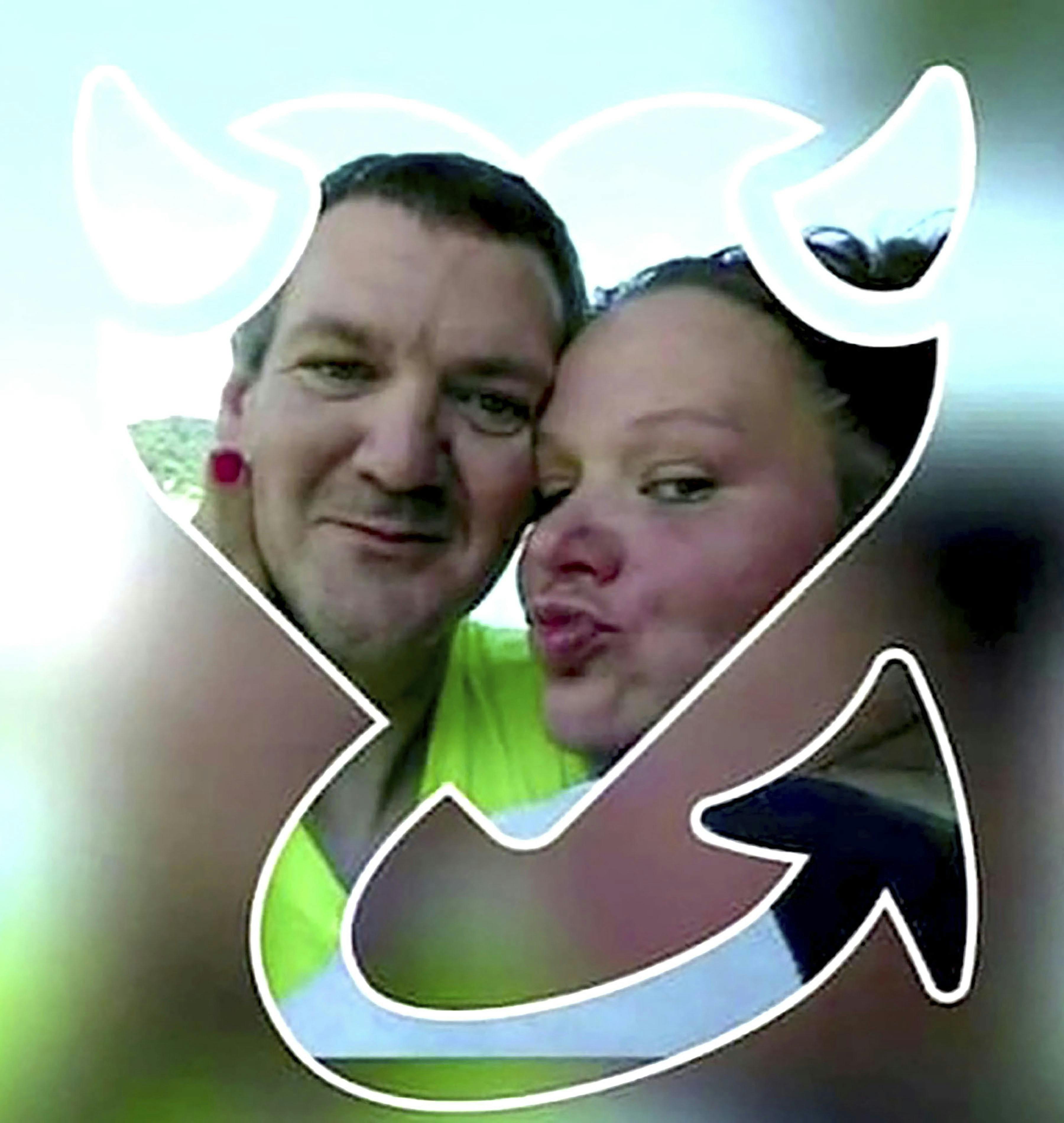Laura Martin og Robert Quinn der holder hovederne tæt sammen under et selfie. 