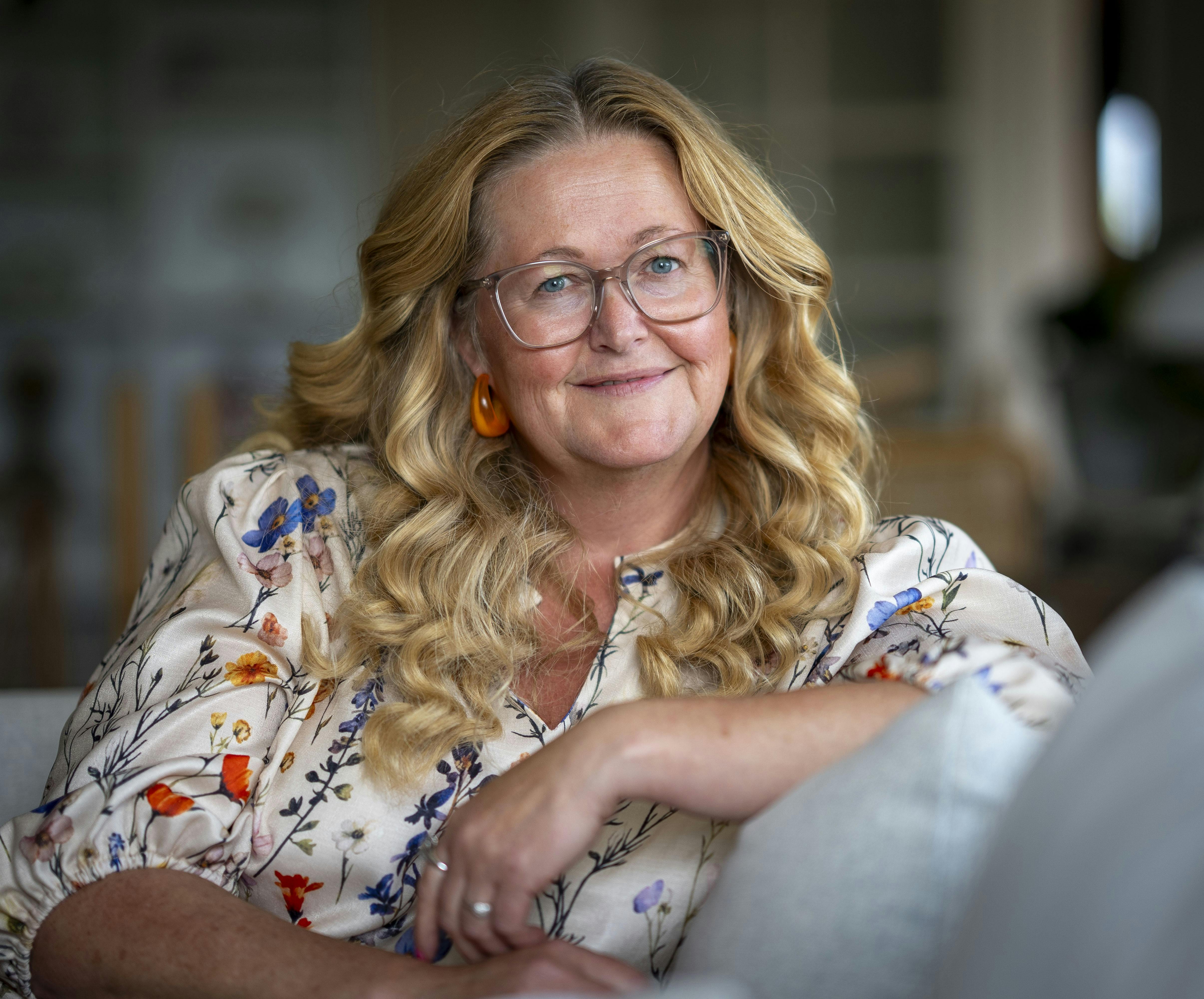 Janni  sidder i sin sofa.