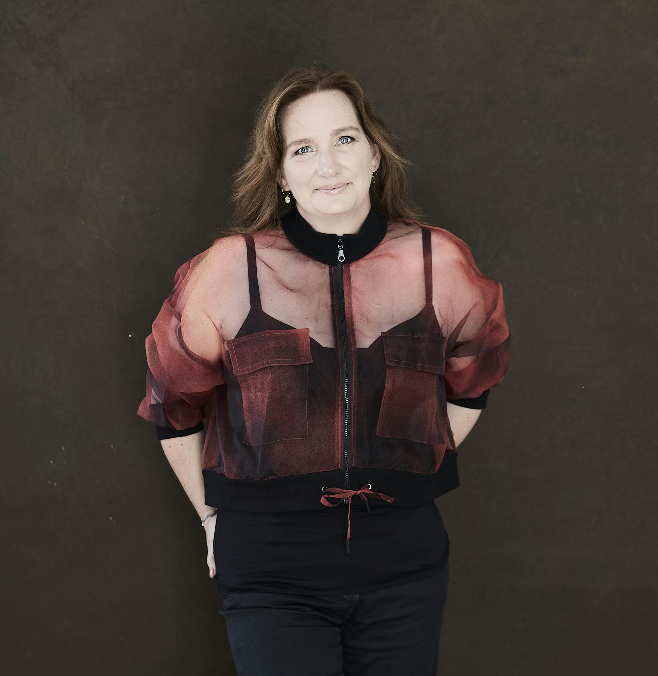 https://imgix.udeoghjemme.dk/2025-05-20/Helle-Bertram_Fotograf-Stine-Heilmann.jpg