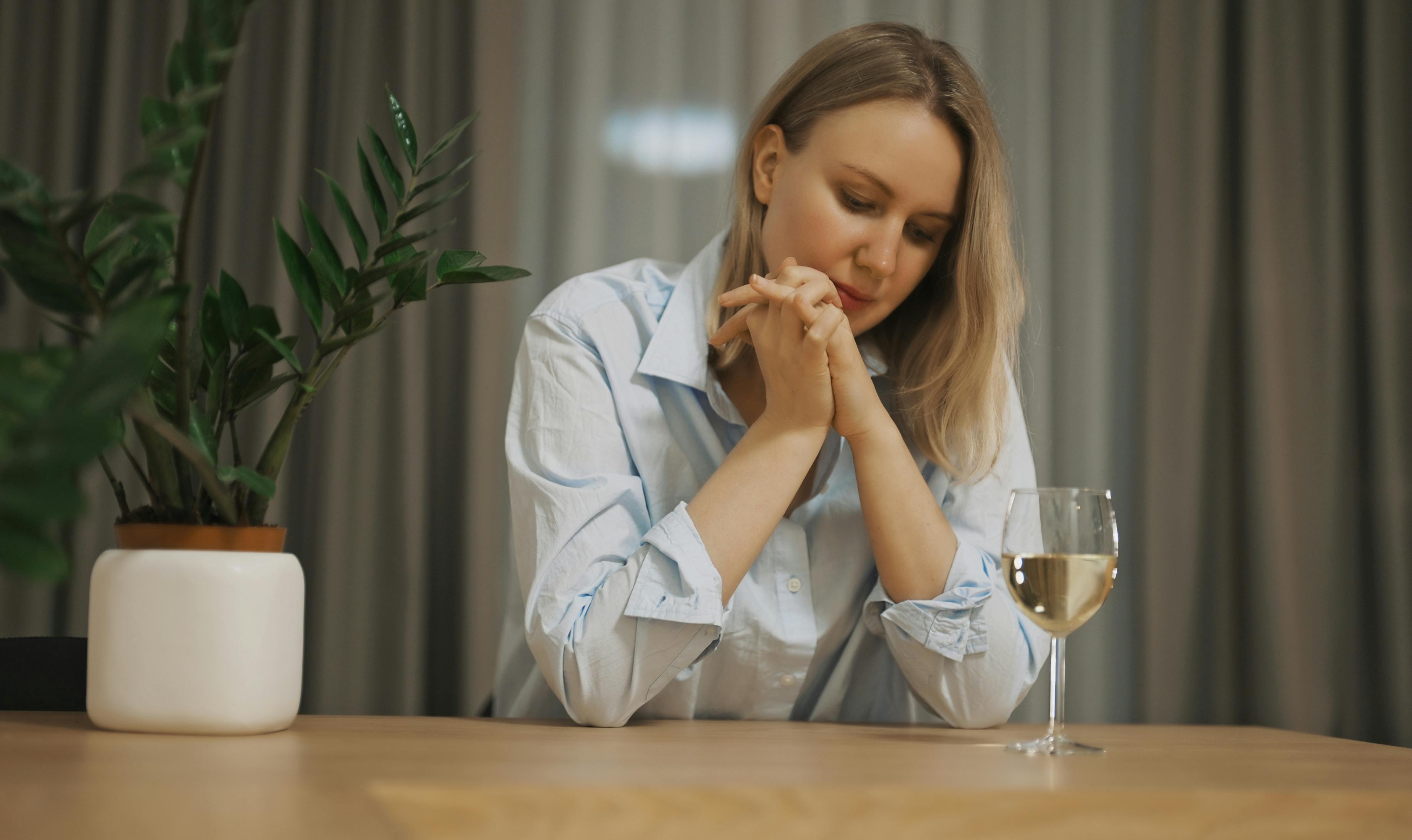 Trist kvinde drikker vin