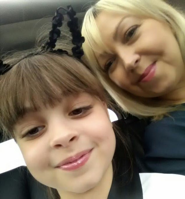 Saffie Rose Roussos sammen med sin mor