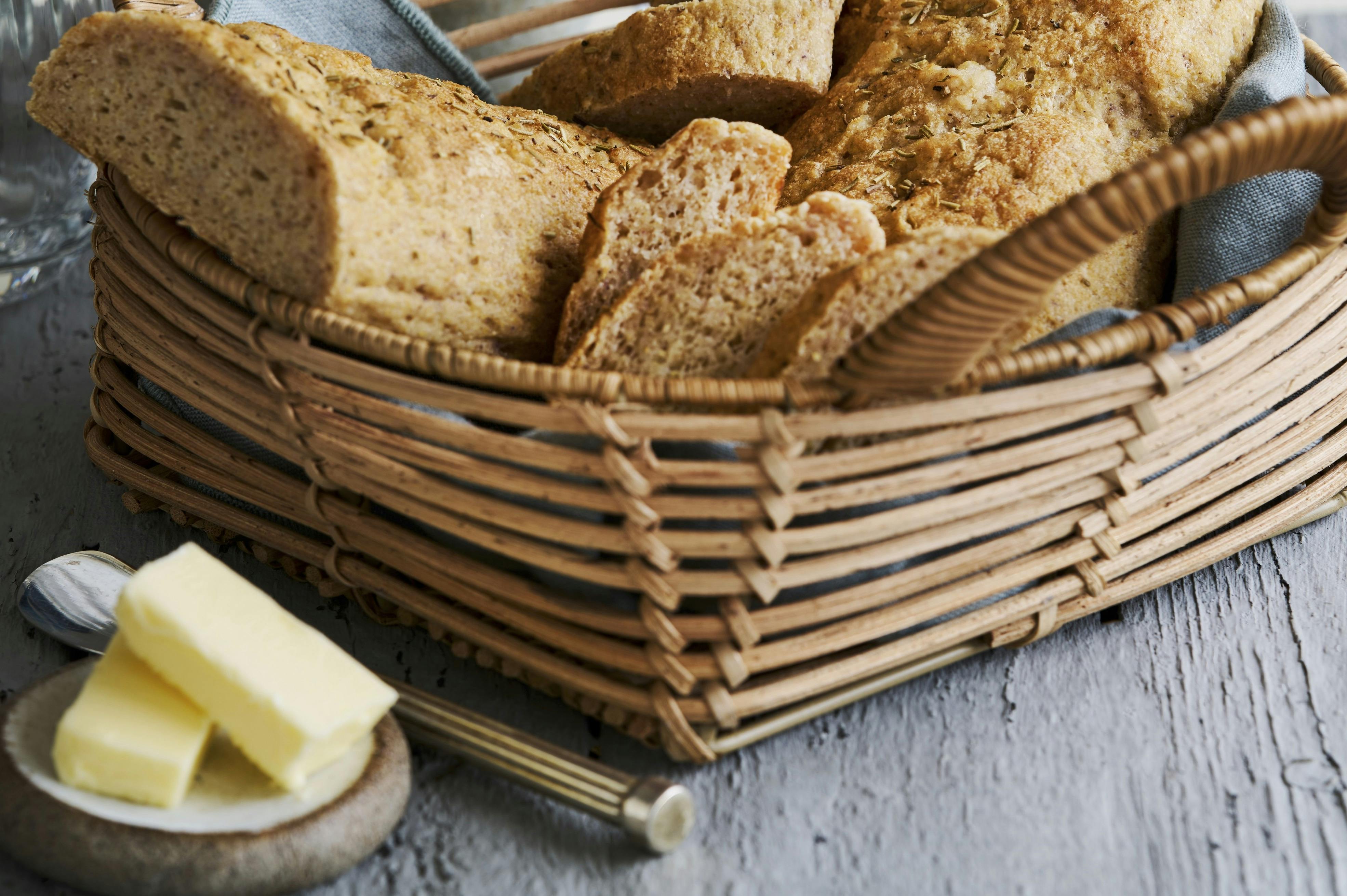 https://imgix.udeoghjemme.dk/2025-05-23/Copy-of-Glutenfri-flutes-med-rosmarin-og-flagesalt.jpeg