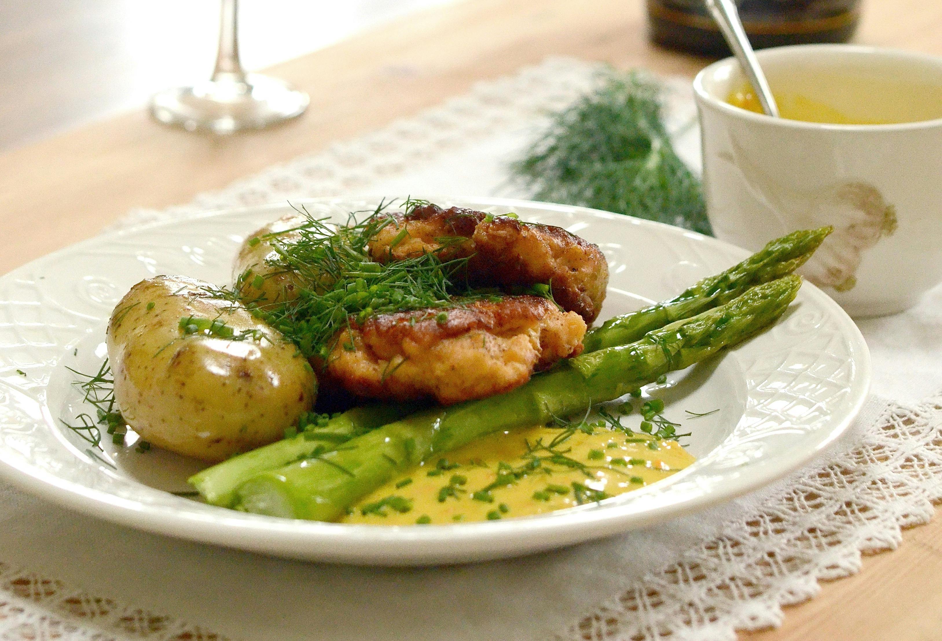 Mad med Lone Landmand. - Fiskefrikadeller med flere slags krydderurter.
