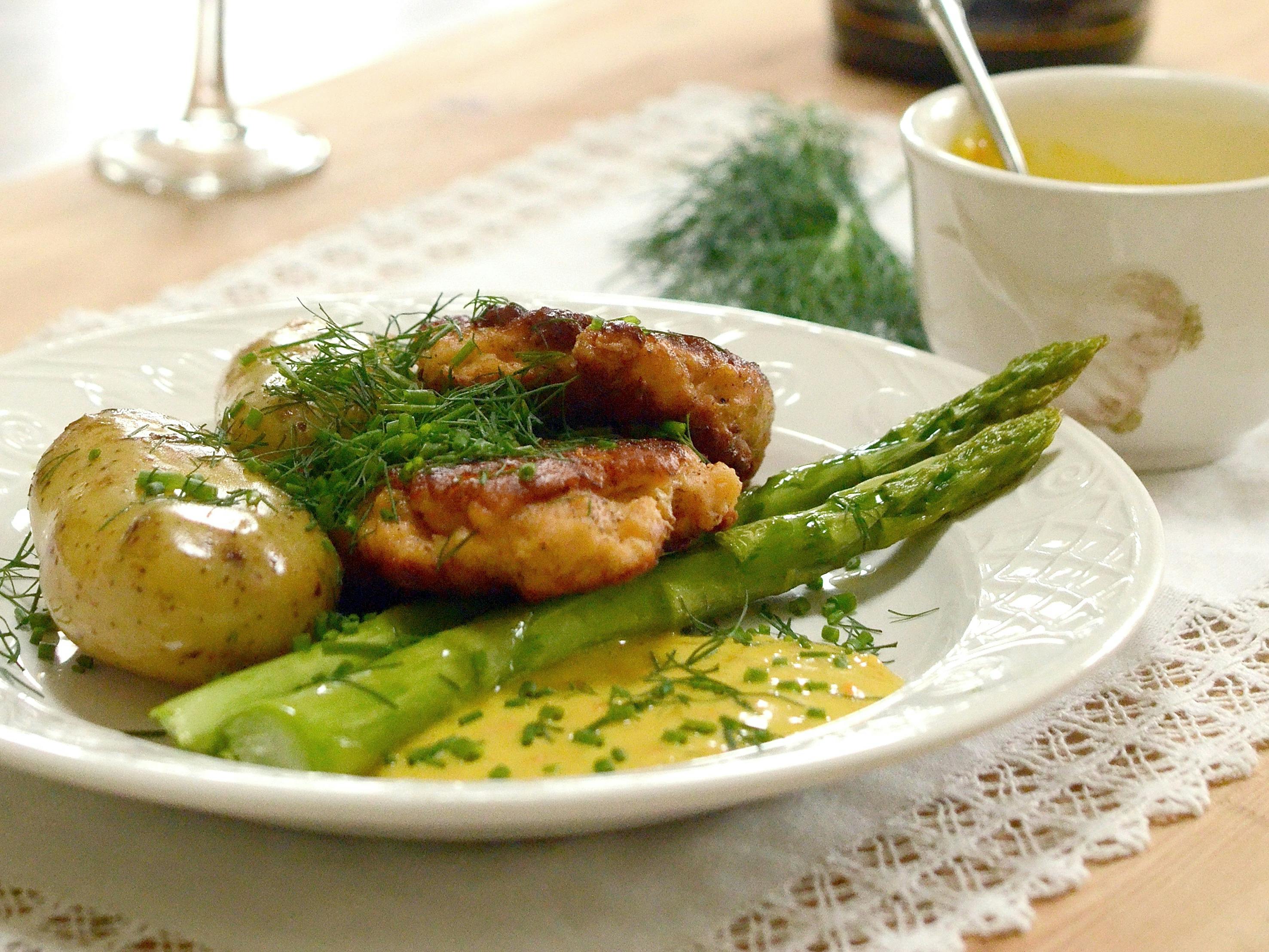 Mad med Lone Landmand. - Fiskefrikadeller med flere slags krydderurter.