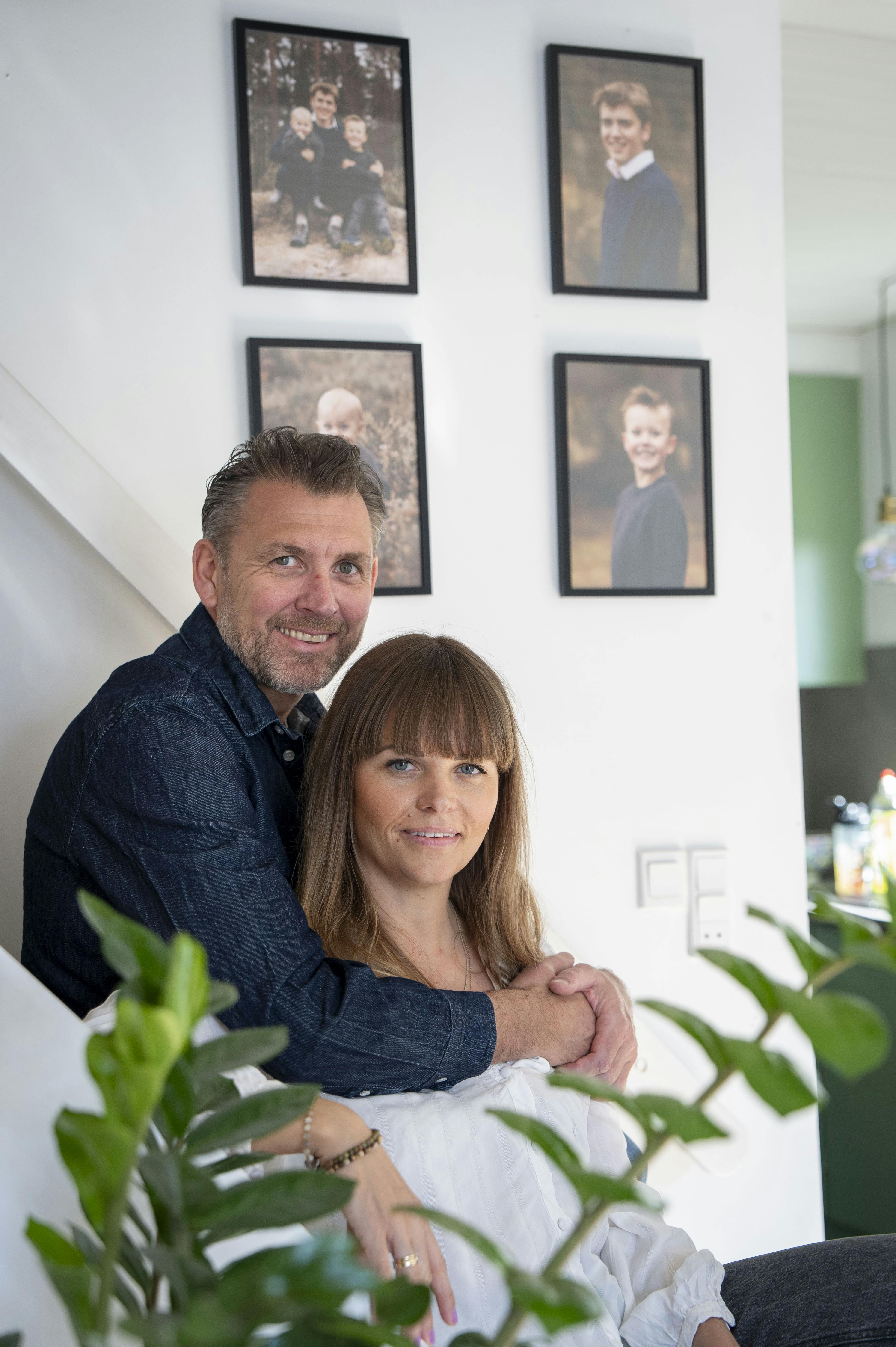 Pernille sammen med sin mand, som står og holder om hende. 