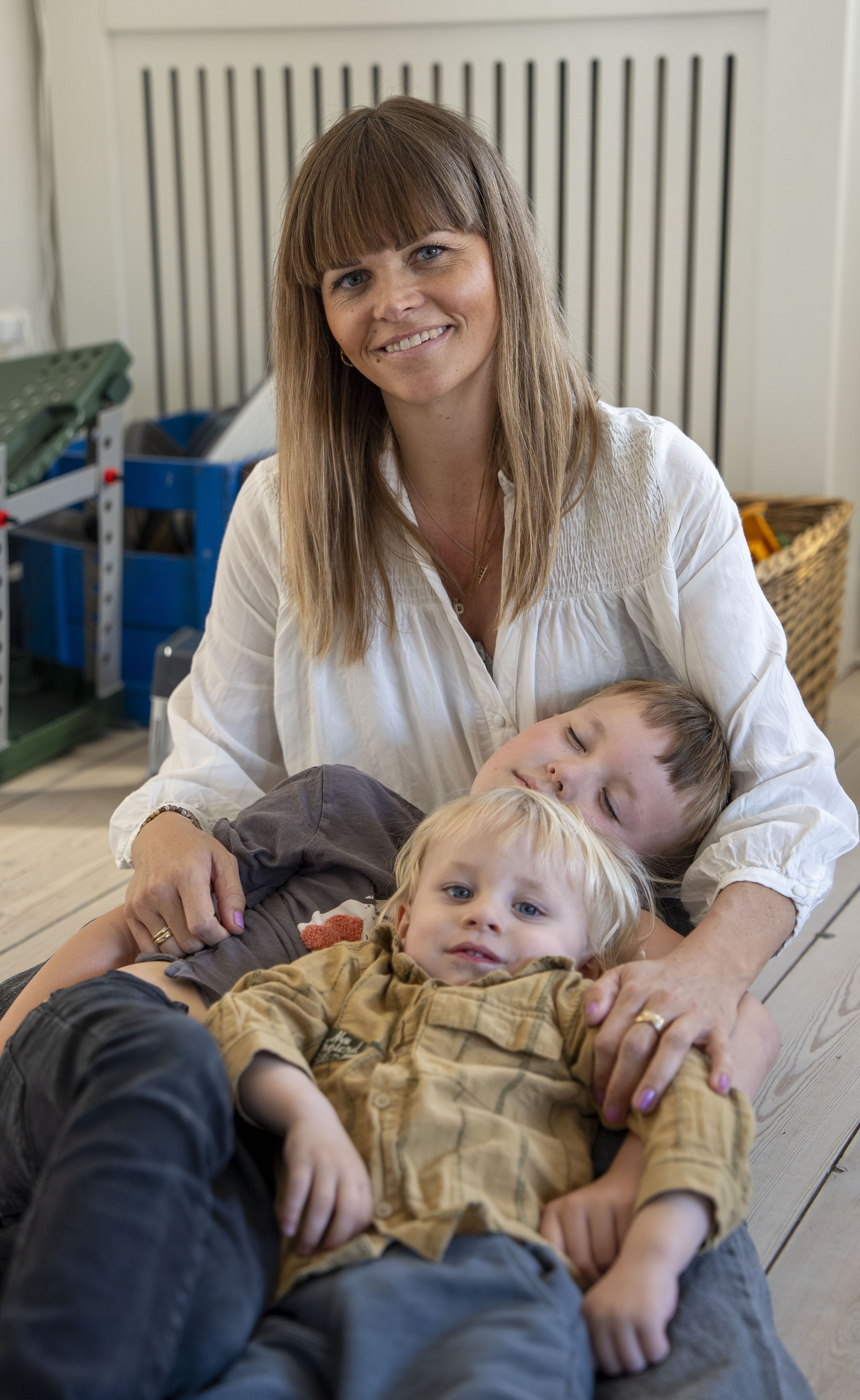 Pernille sammen med sine to drenge. 