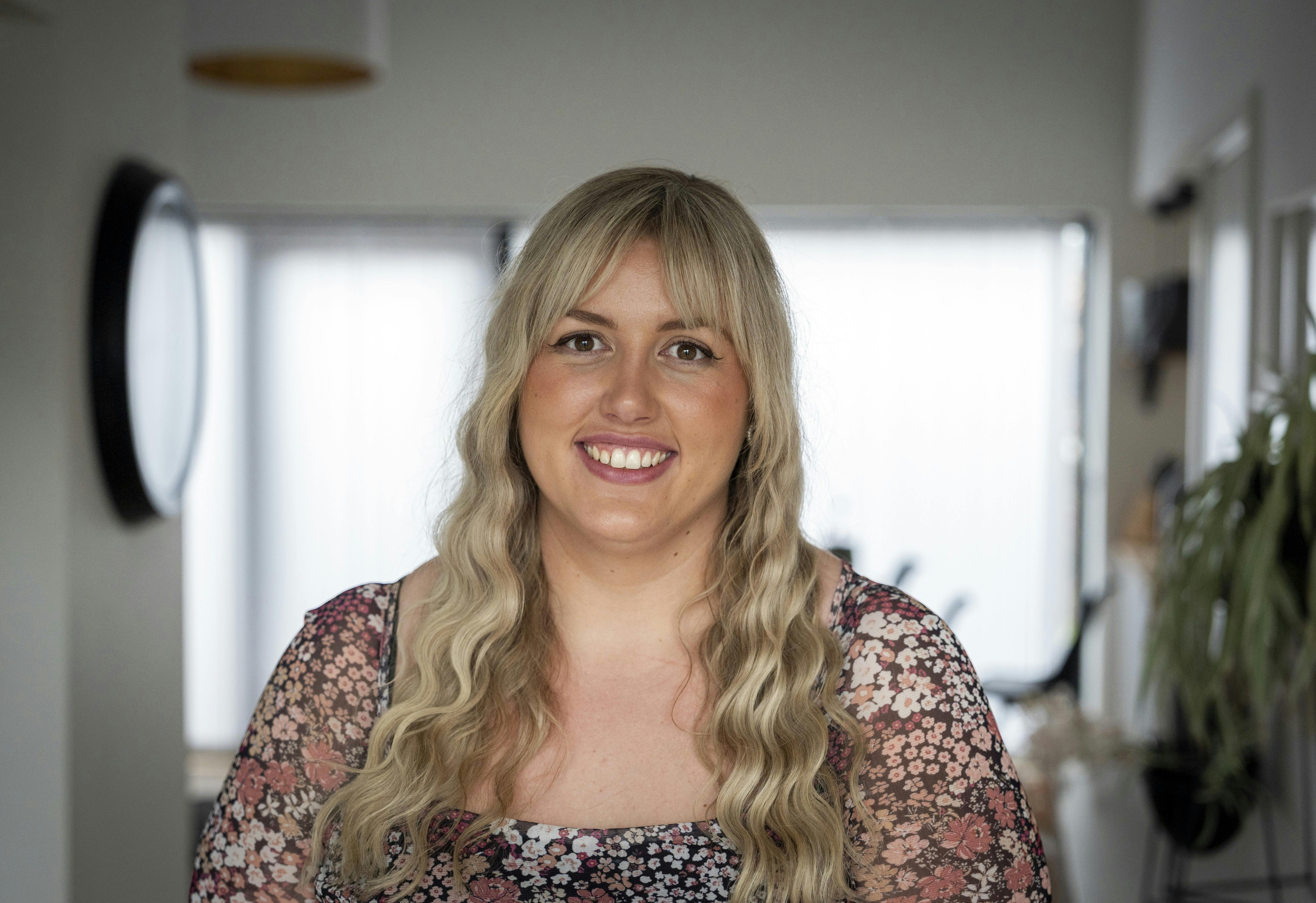 Billede af Emilie, inde fra sin hjem. 