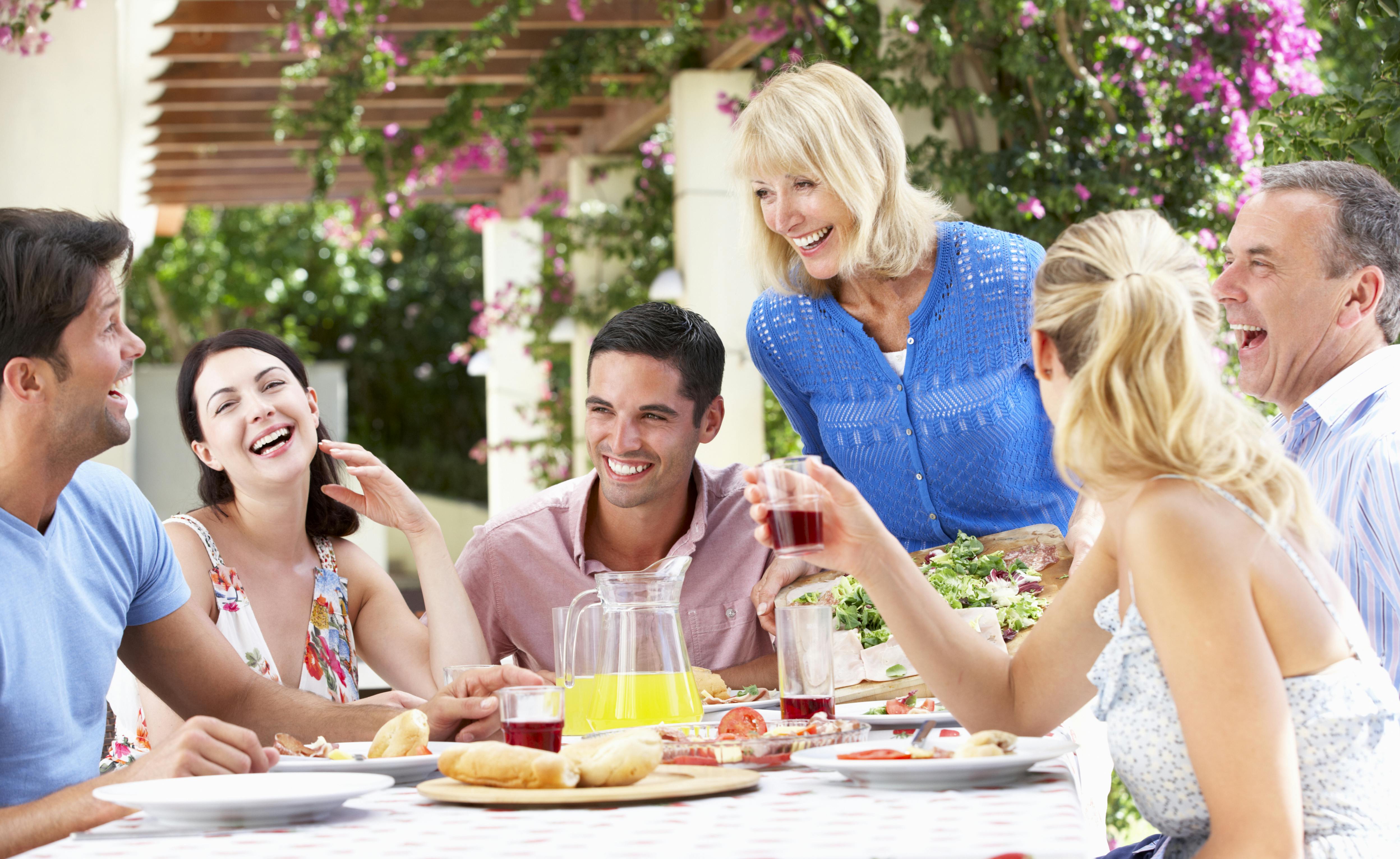 Familie spiser middag på ferie