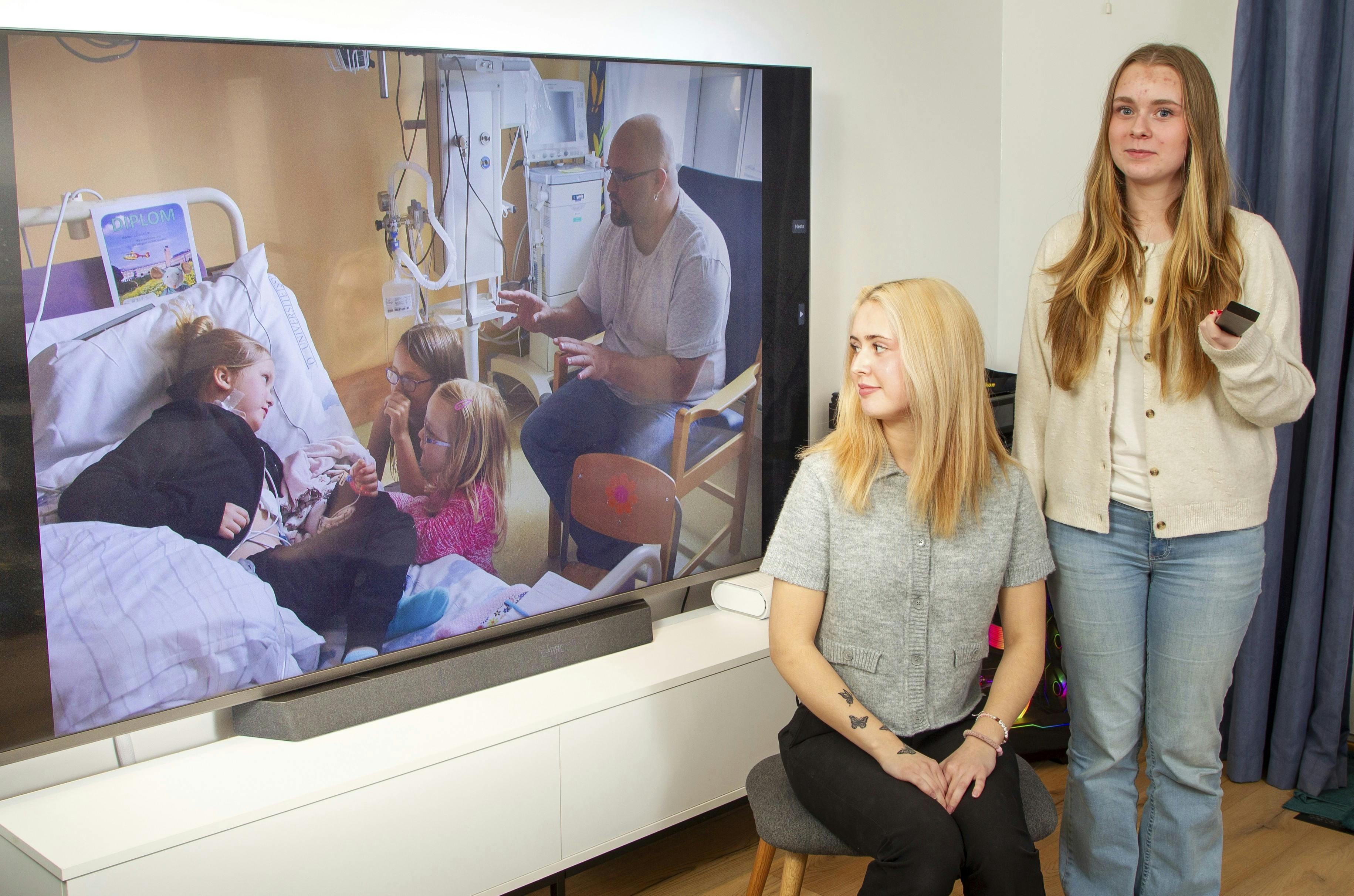 Far viser film fra hospitalet.