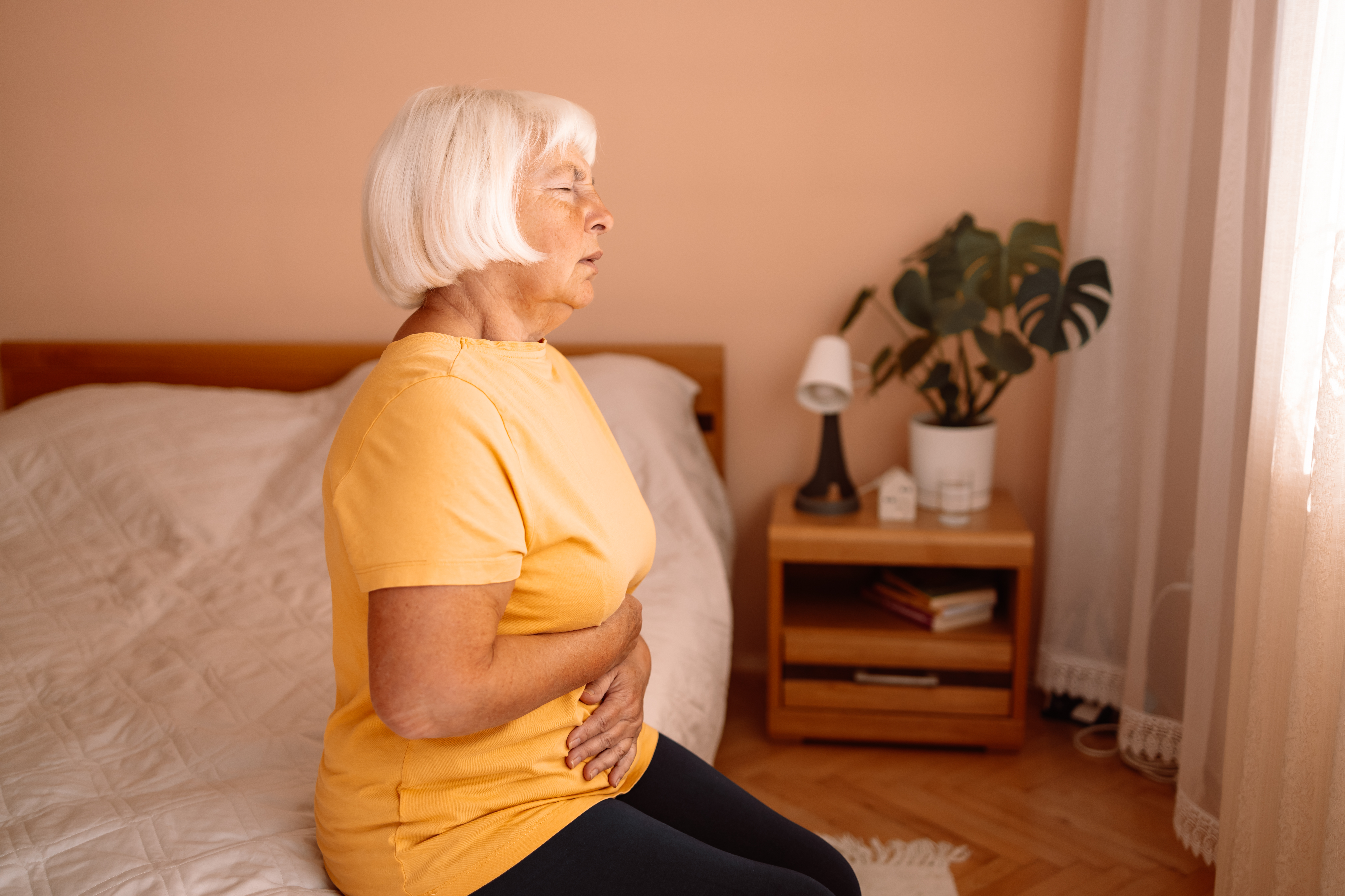 Ældre kvinde med oppustet mave