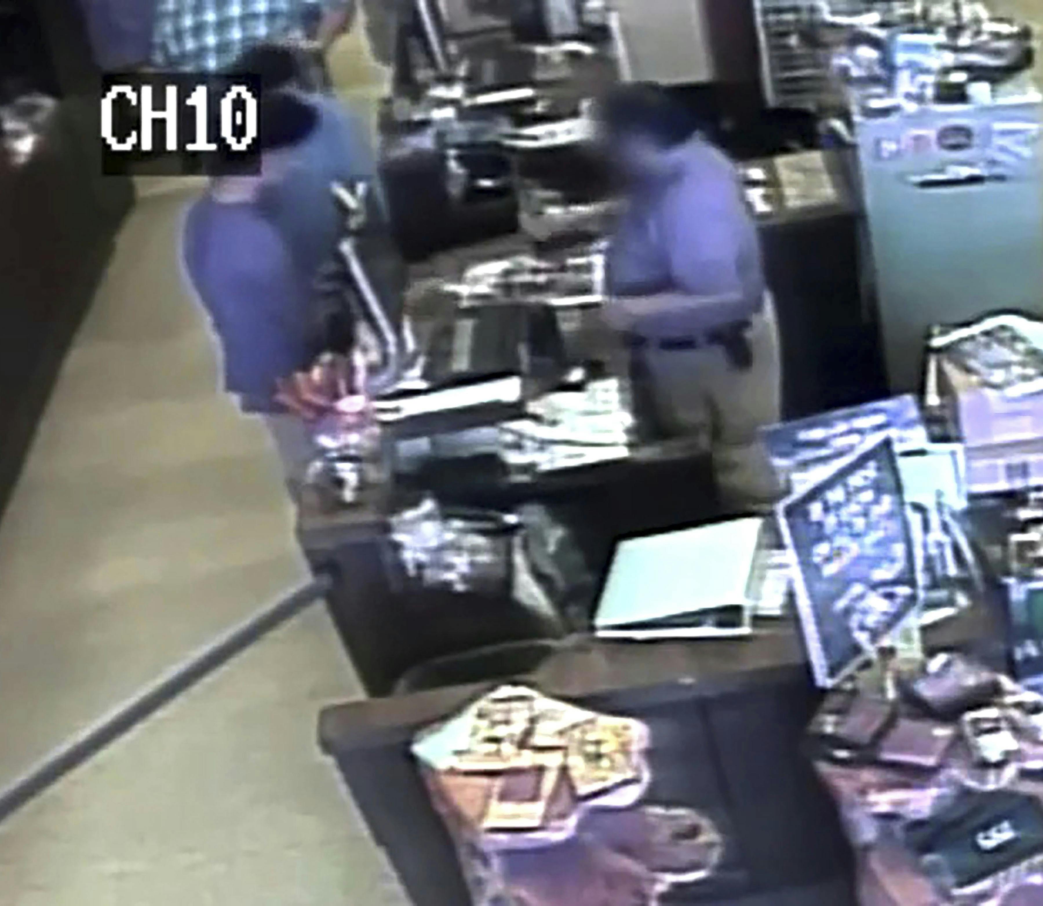 CCTV billede af Zackary Franks og Christopher Gutierrez i kiosken.