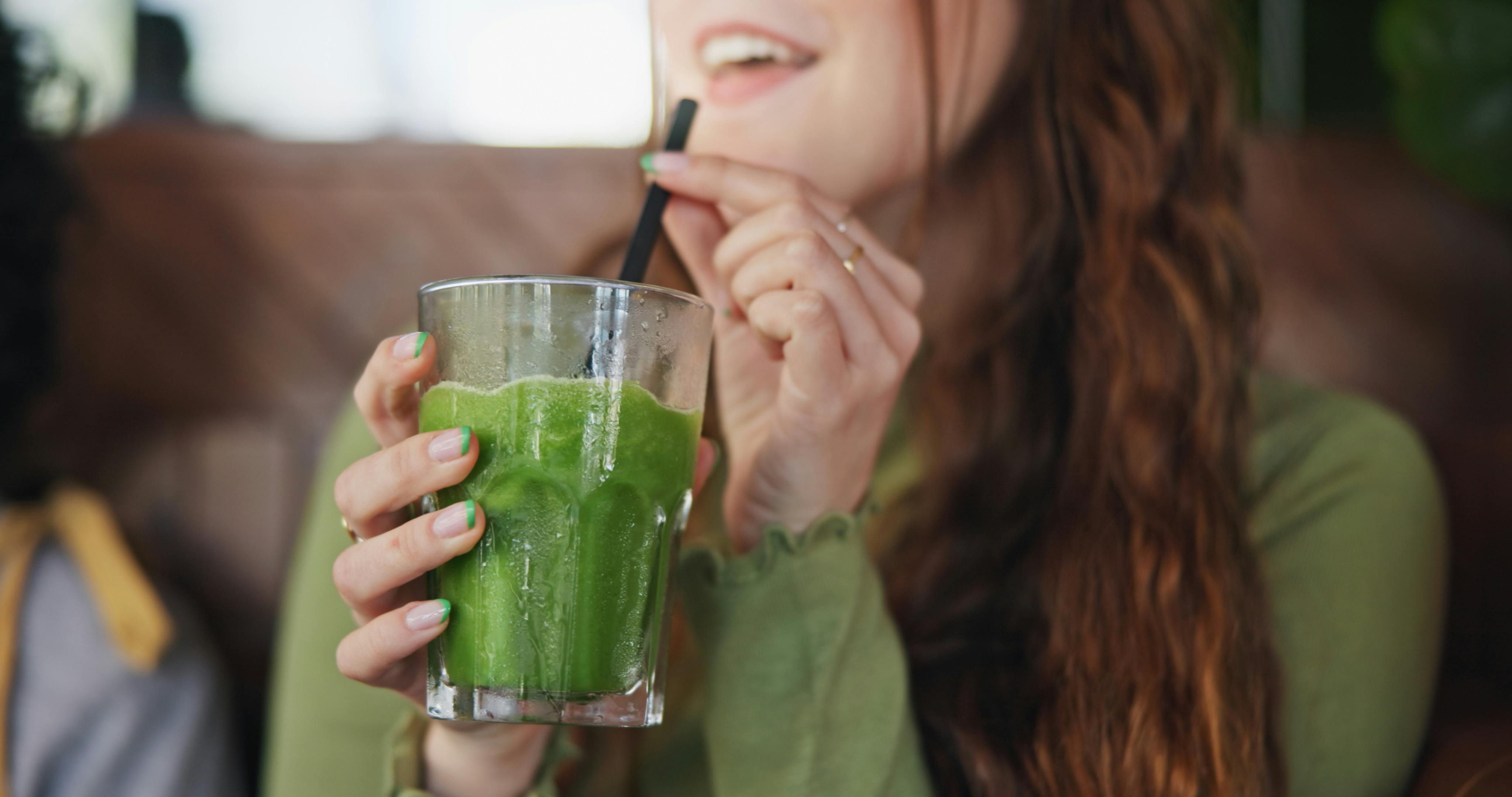 Kvinde drikker smoothie med frosne bær i