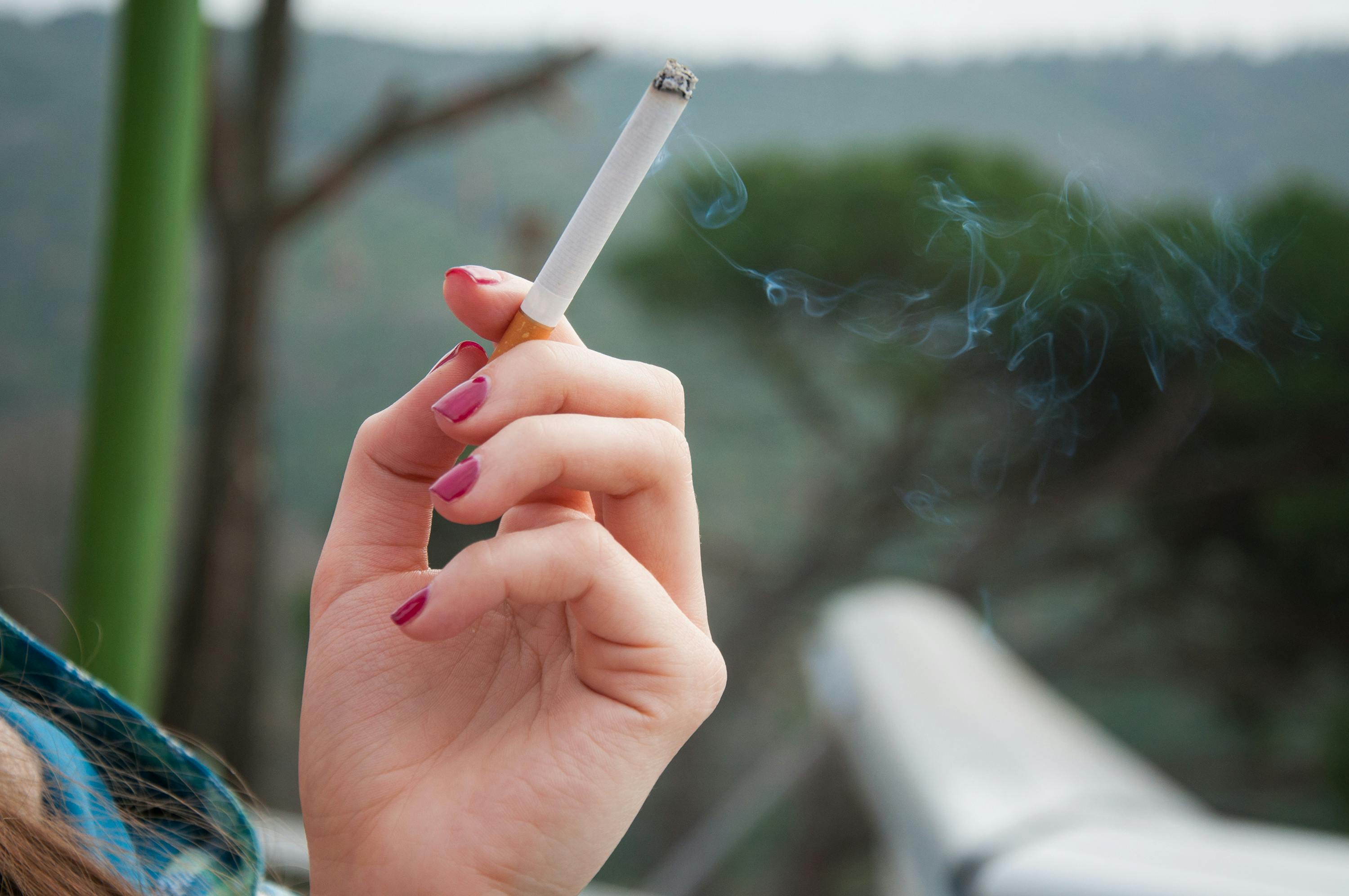 Cigaret i kvindehånd