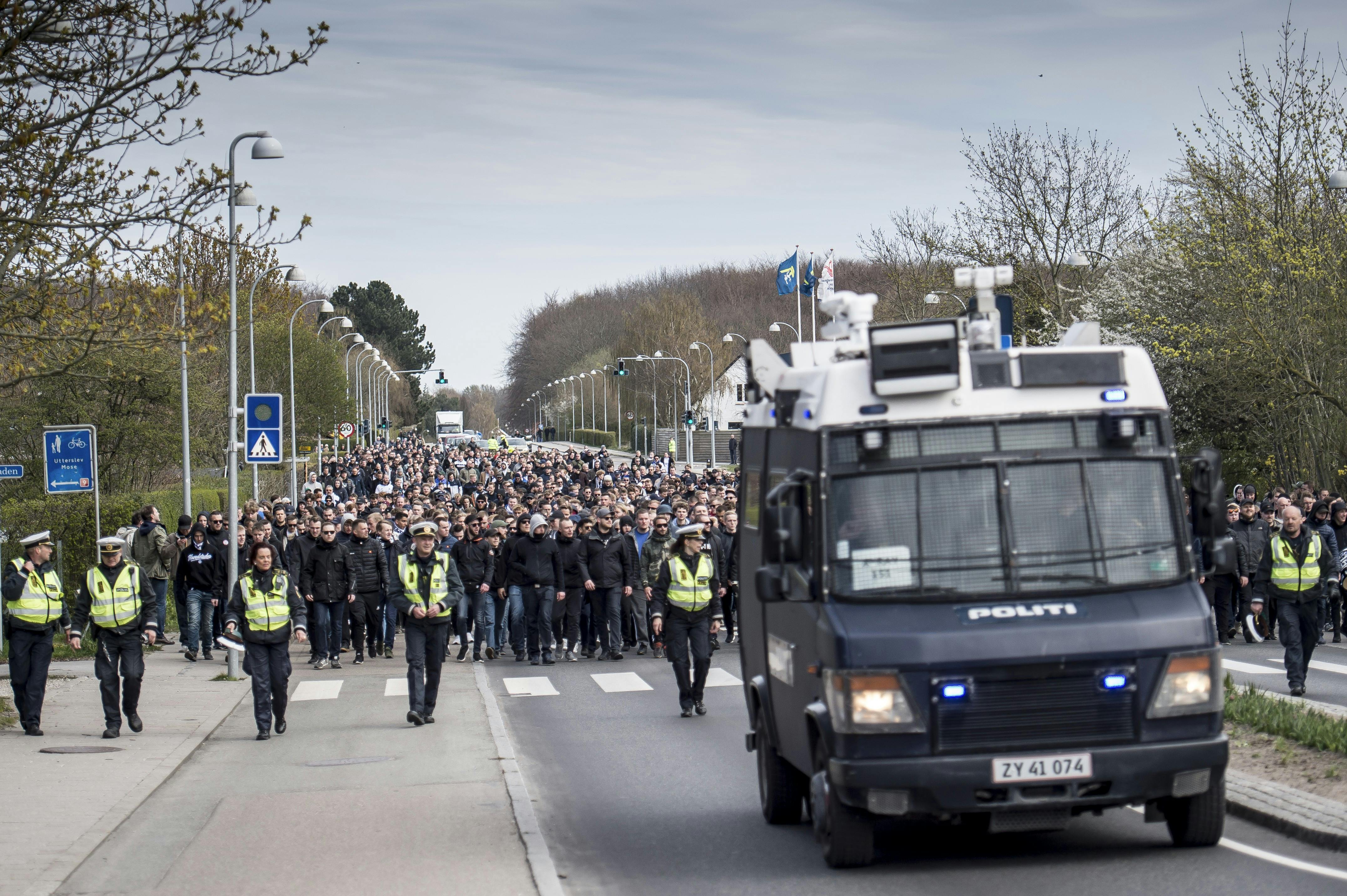 Politiet følger FCK-fans til stadion før Superligakamp mellem Brøndby IF og FC København på Brøndby Stadion i Brøndby søndag den 14. april 2019.