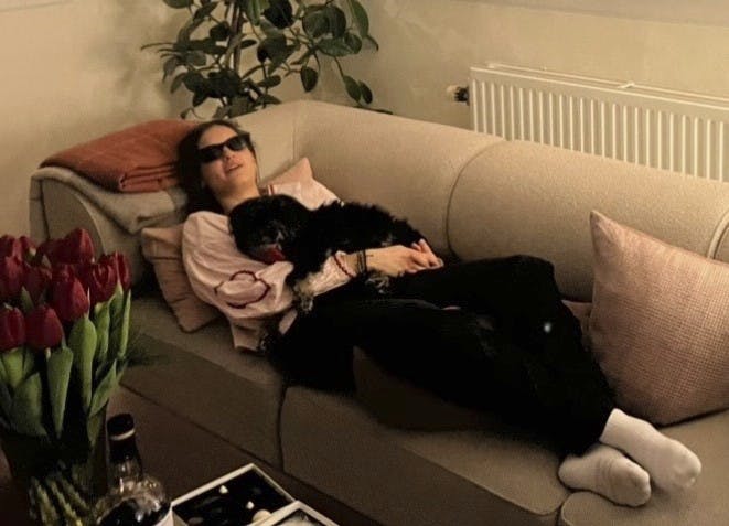 ophia Julie AL-Erhayem på sofa med solbriller efter hjernerystelse. 
